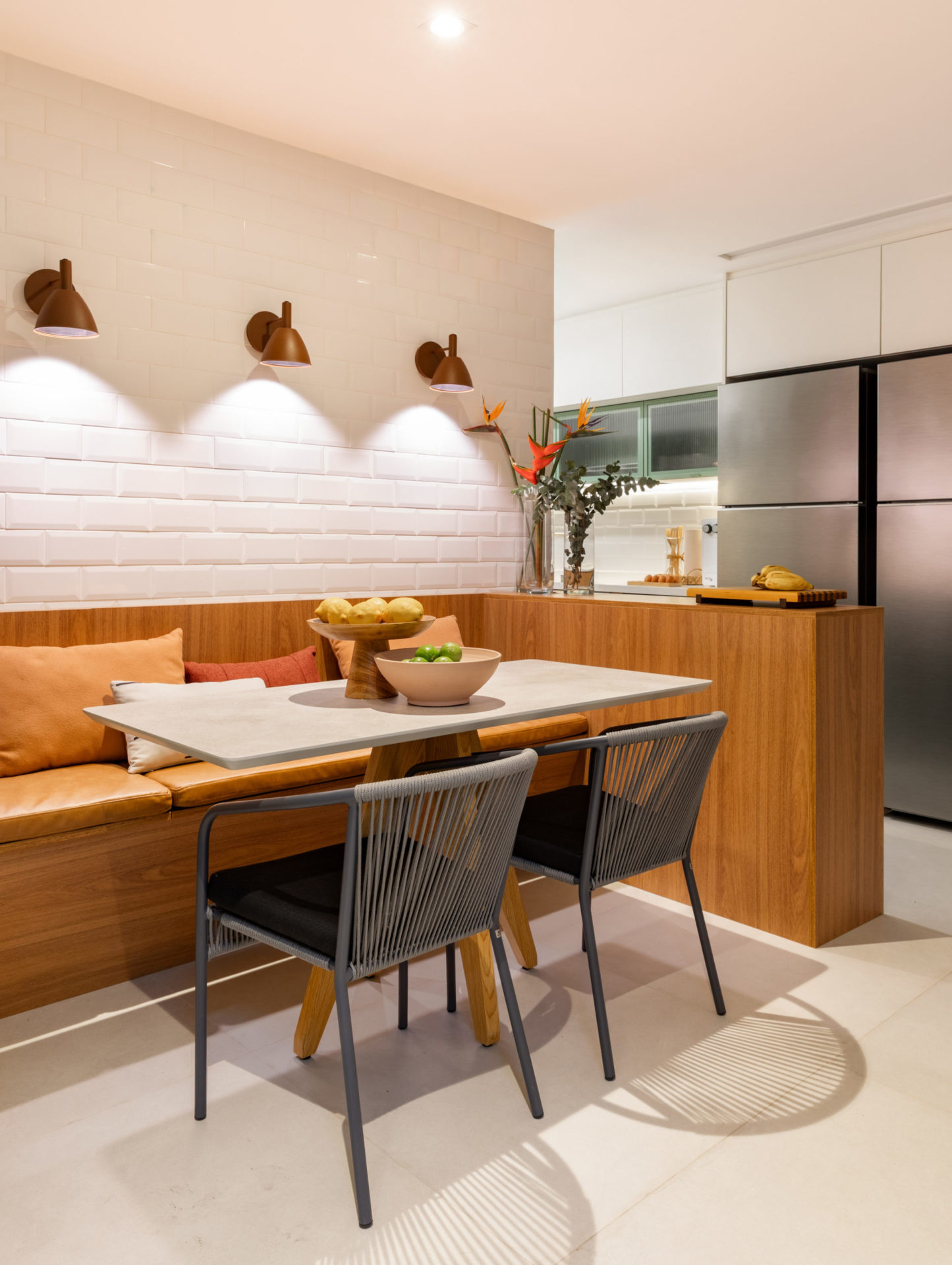 na foto mesa para refeições ao lado da cozinha