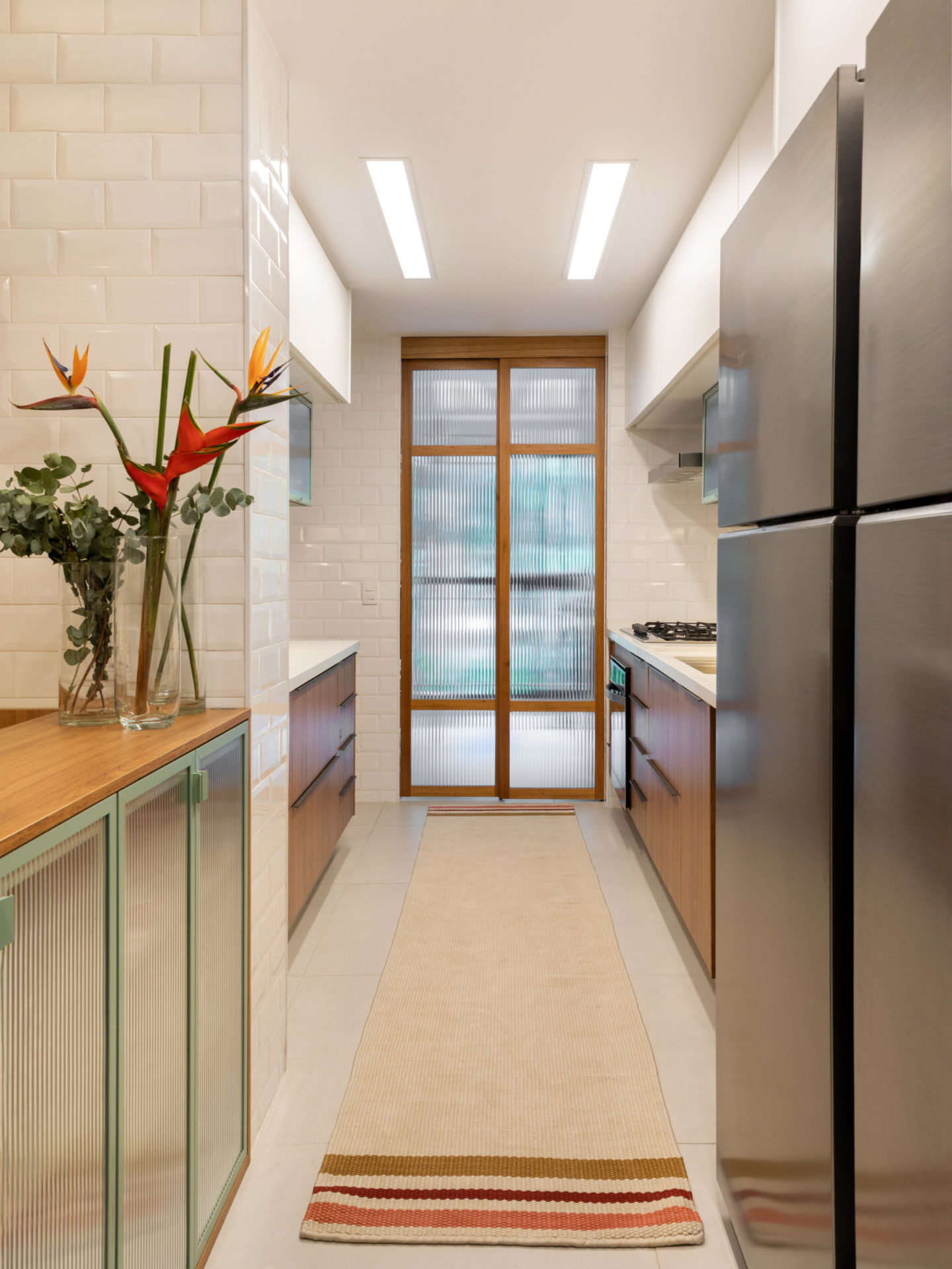 na foto cozinha com porta fechada