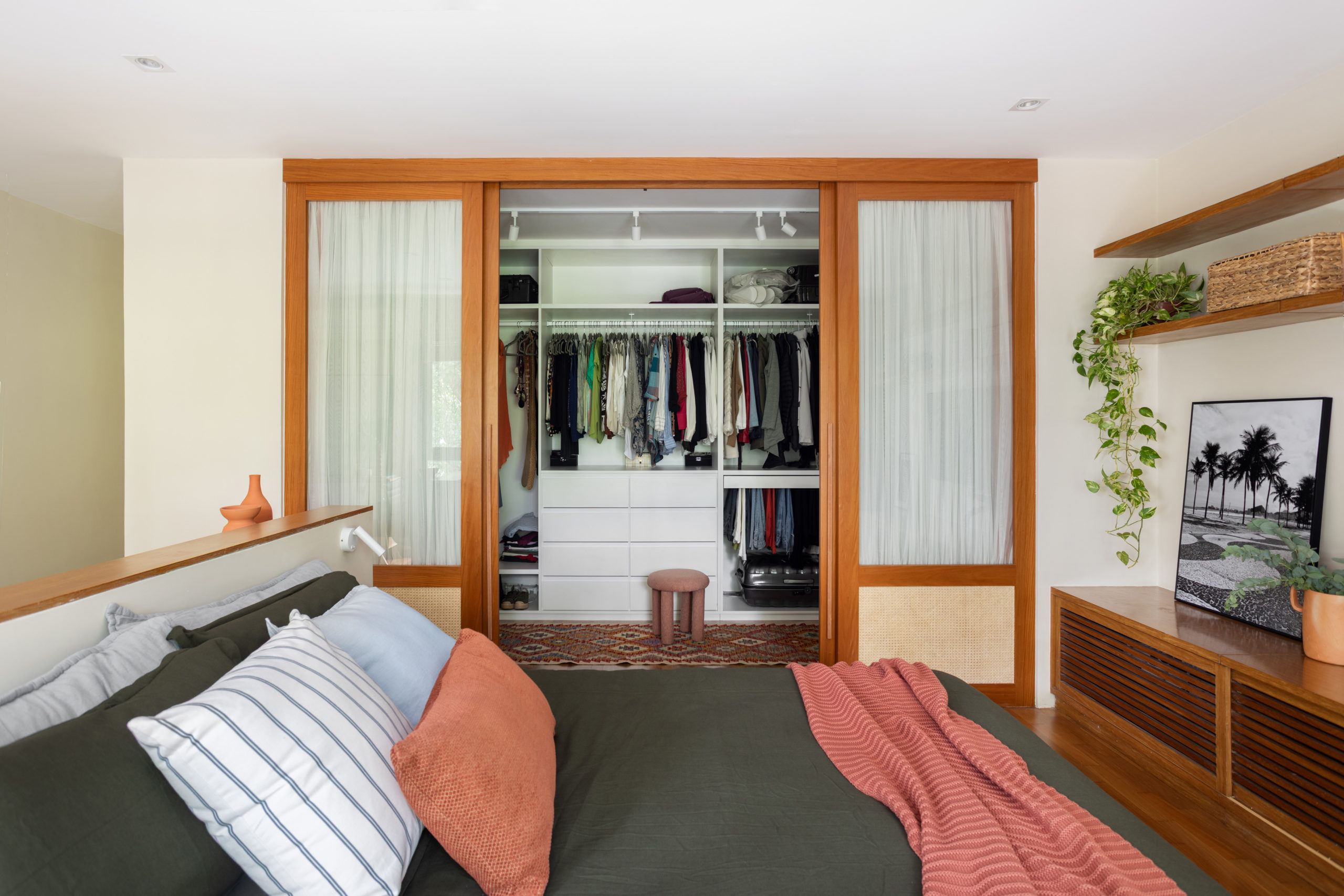 na foto quarto de casal com porta do closed aberta
