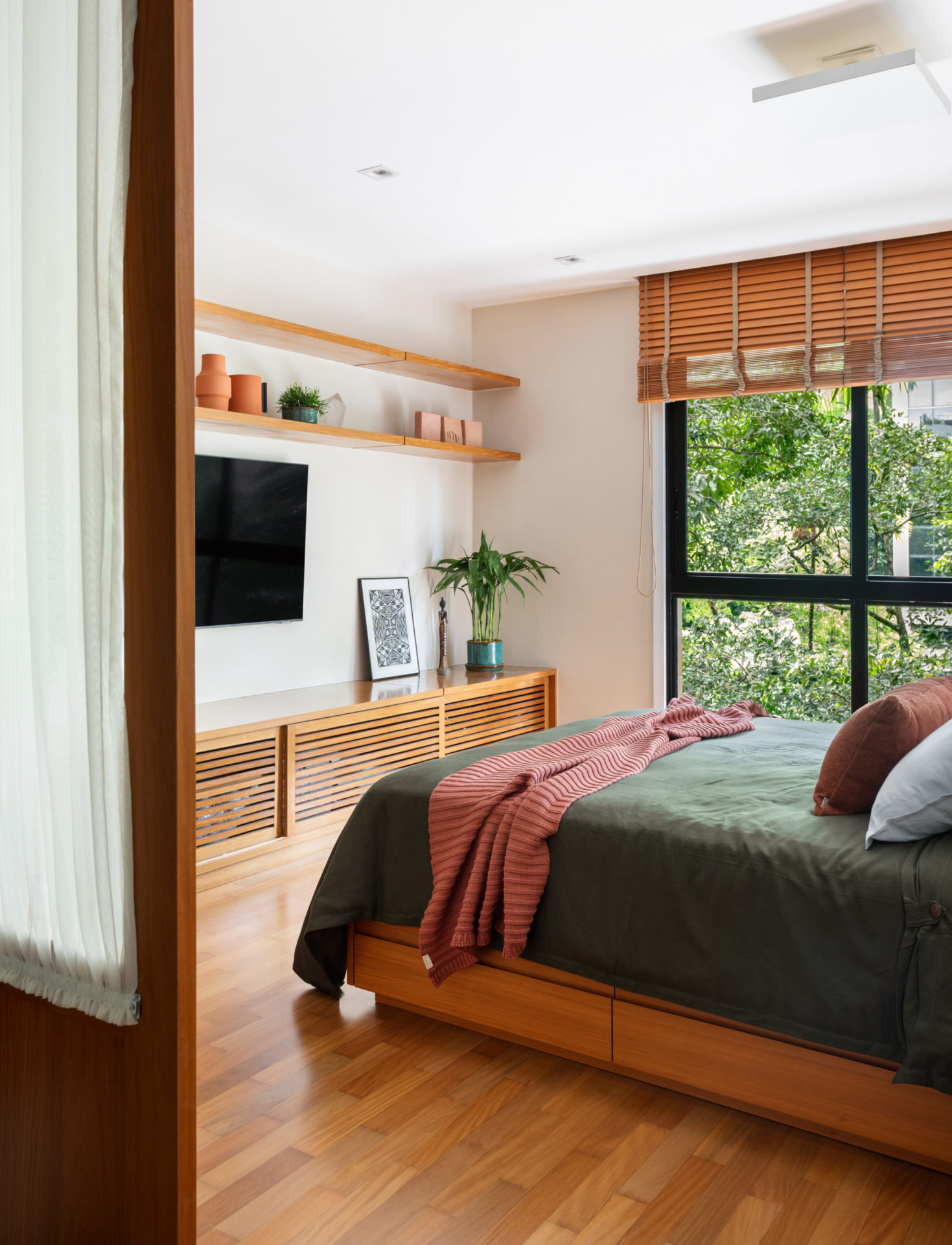 na foto quarto de casal com varanda com vista para área verde