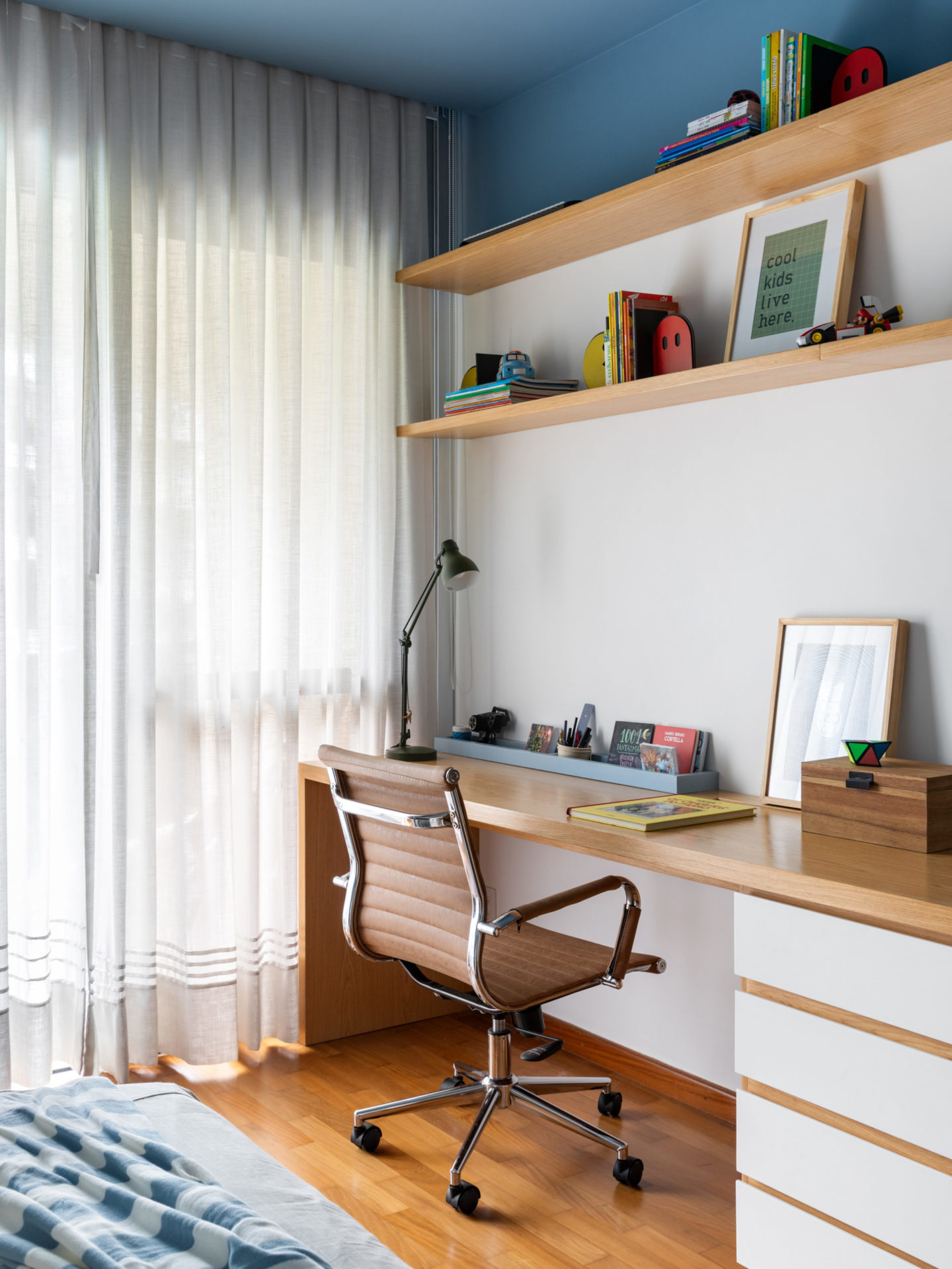 na foto quarto com mesa de escritório