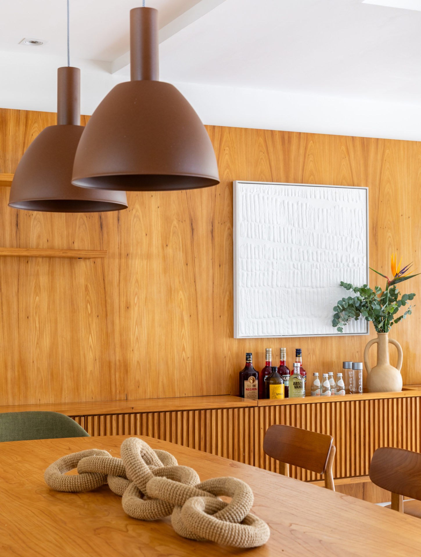 sala com móveis em madeira