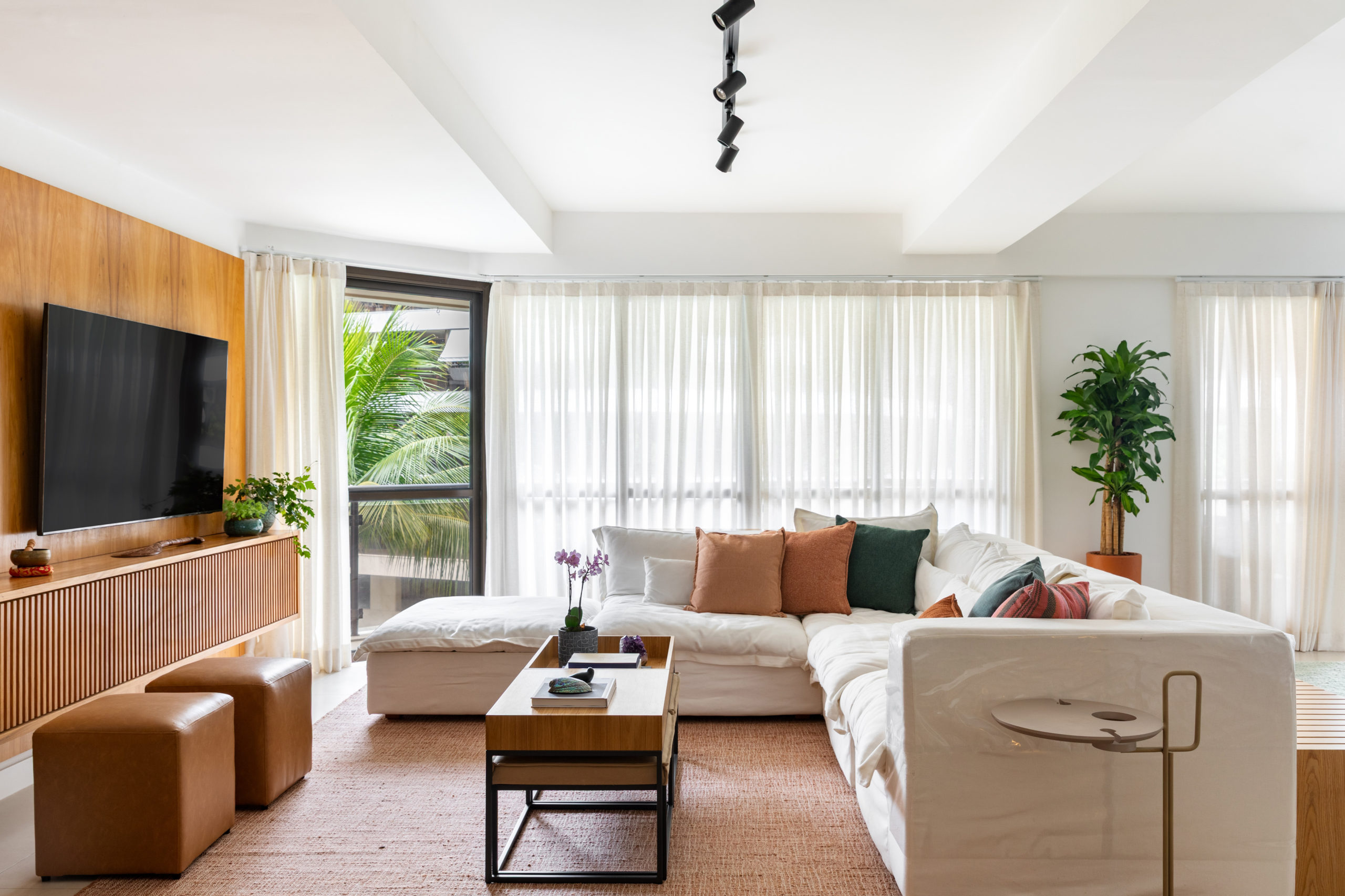 na foto sala de estar com sofá branco em L