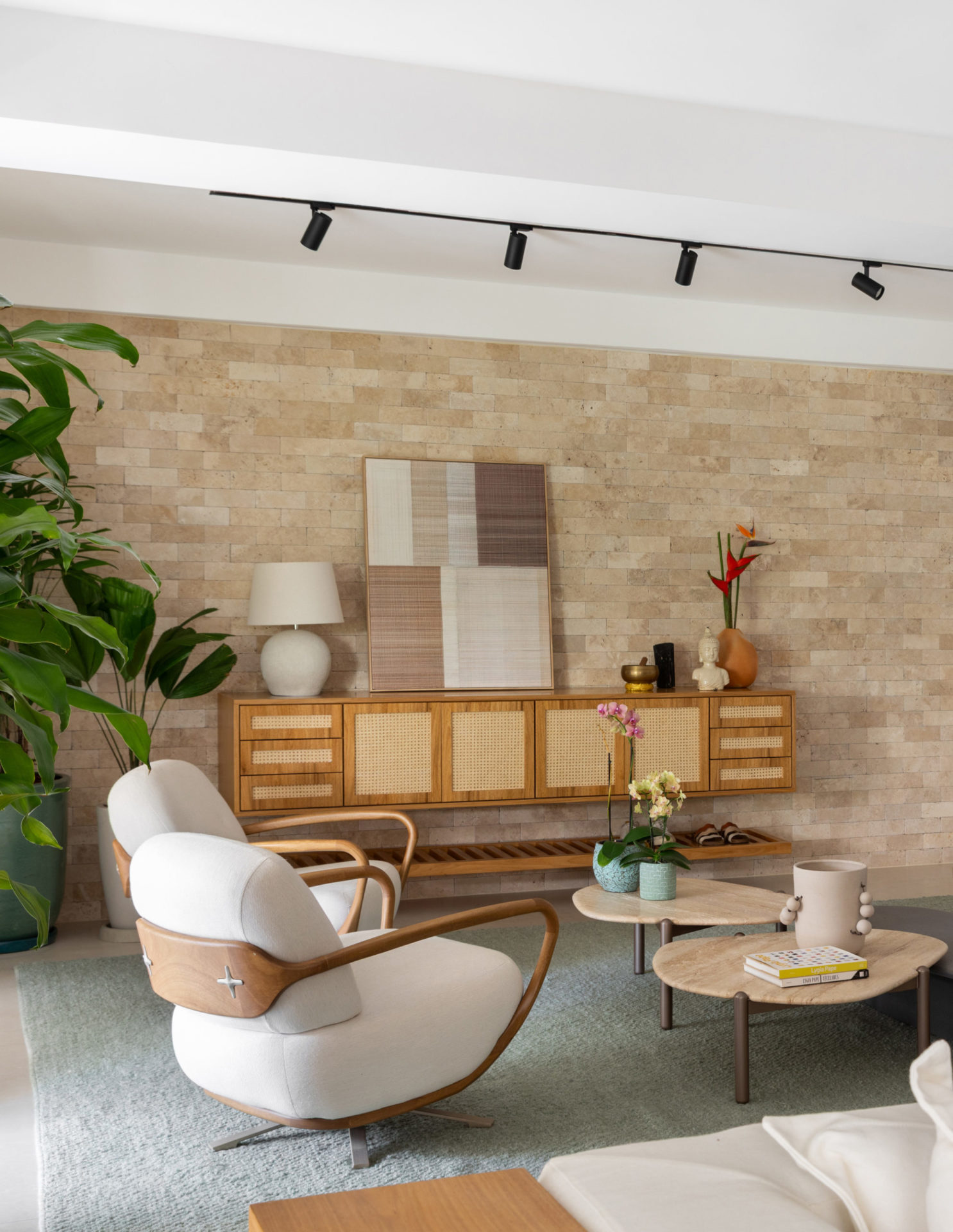 na foto sala com placas cimentícias que remetem à estética do travertino