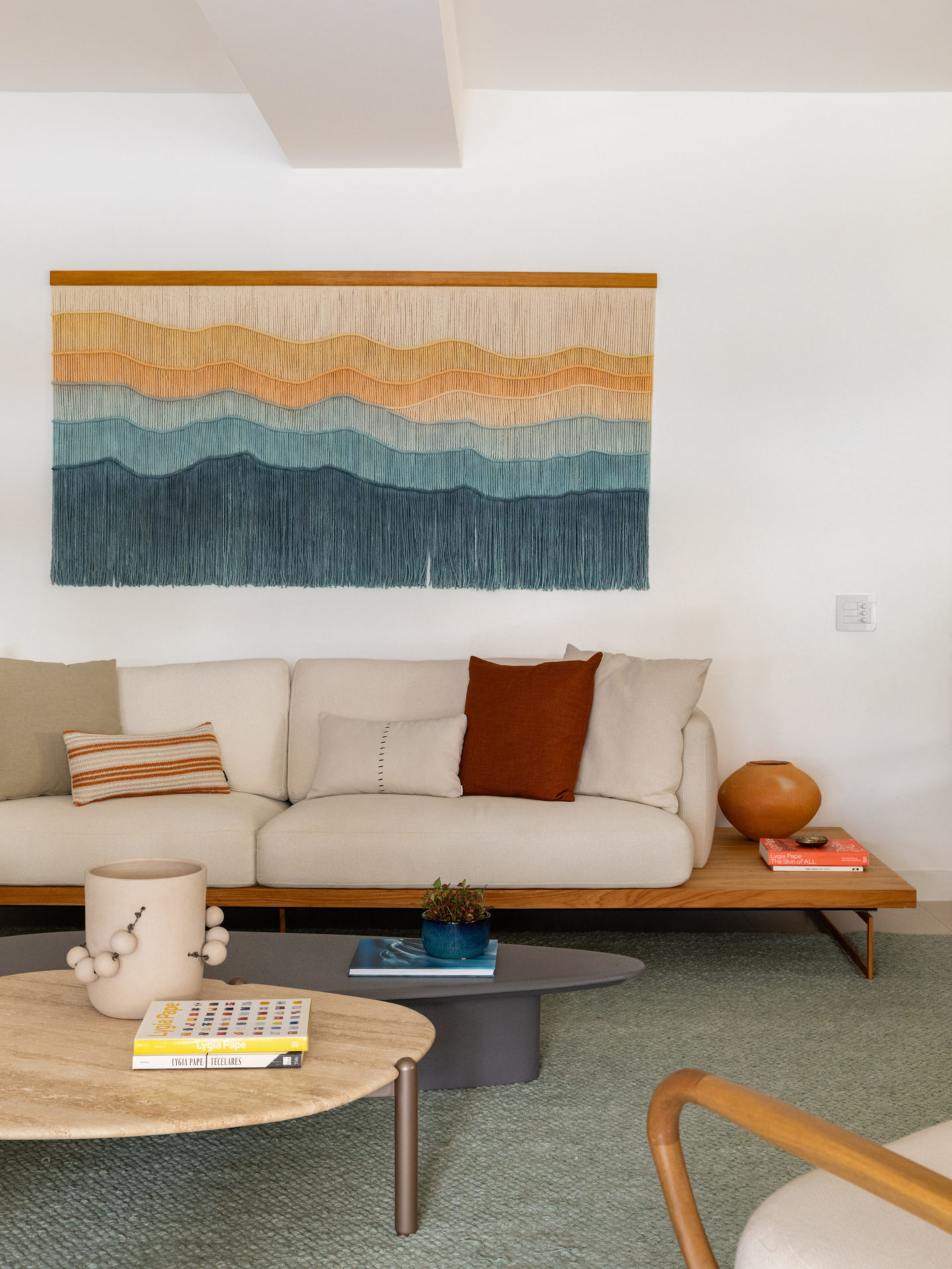 na foto área social com sofá e tapete