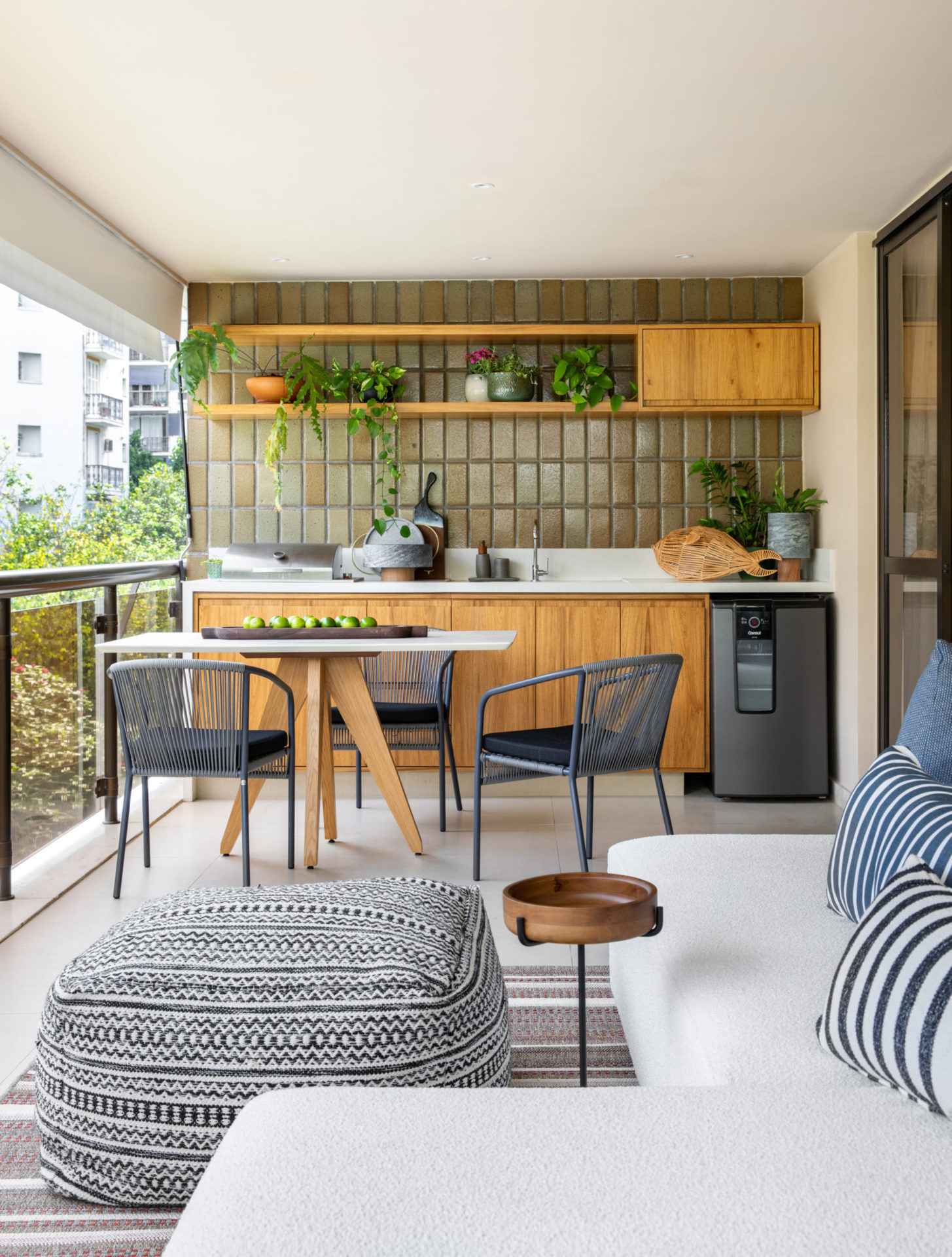 na foto varanda gourmet om mesa, bancada com pia e sofá