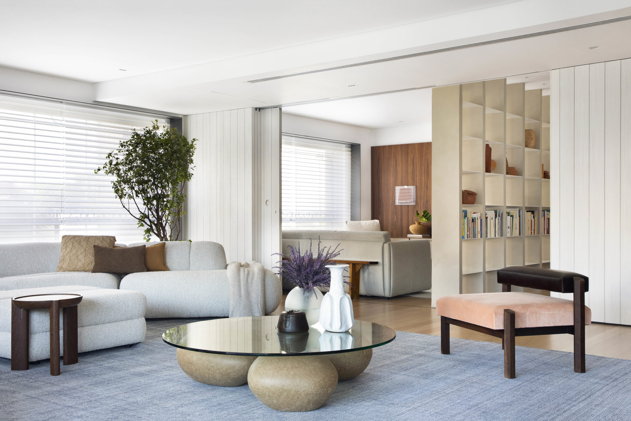 na foto living de apartamento em tons claros