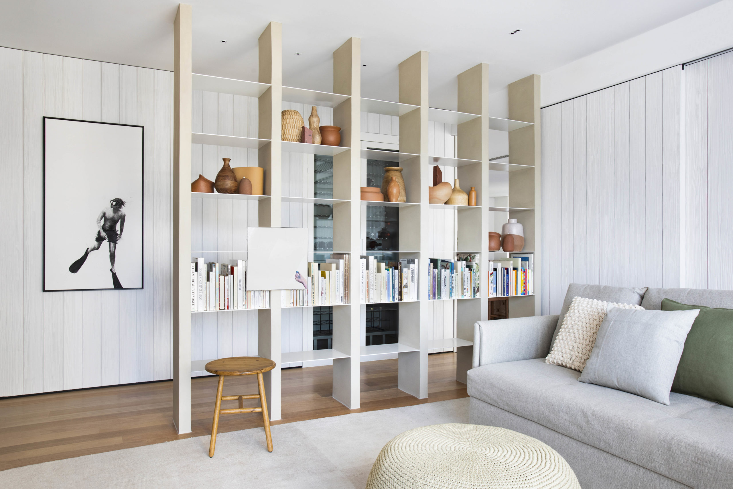 Apartamento ganha atmosfera minimalista e aconchegante