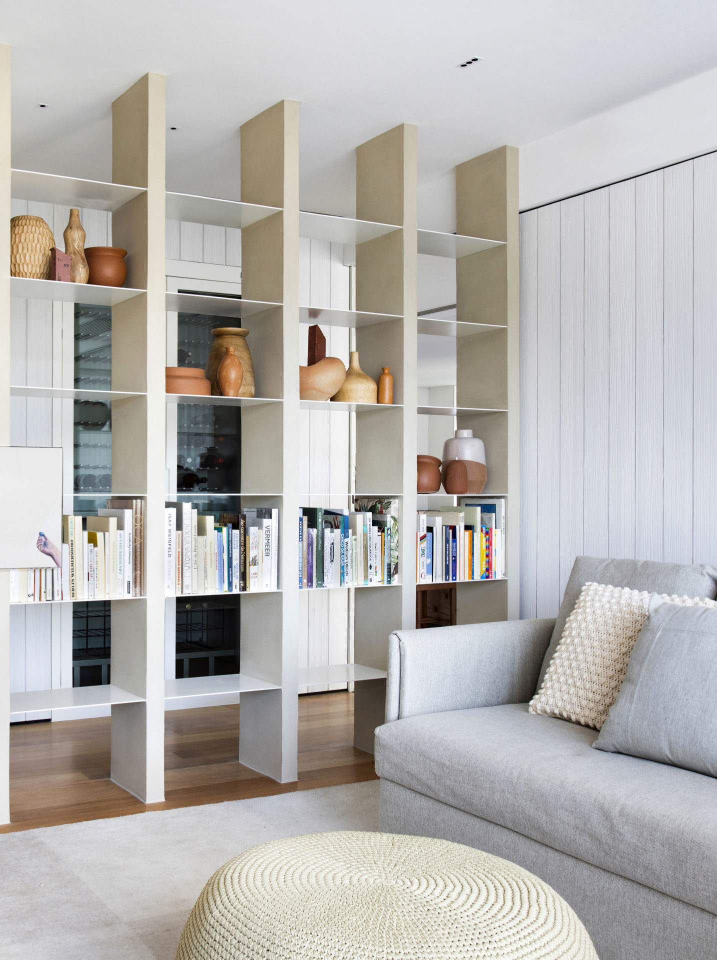 na foto estante branca vazada