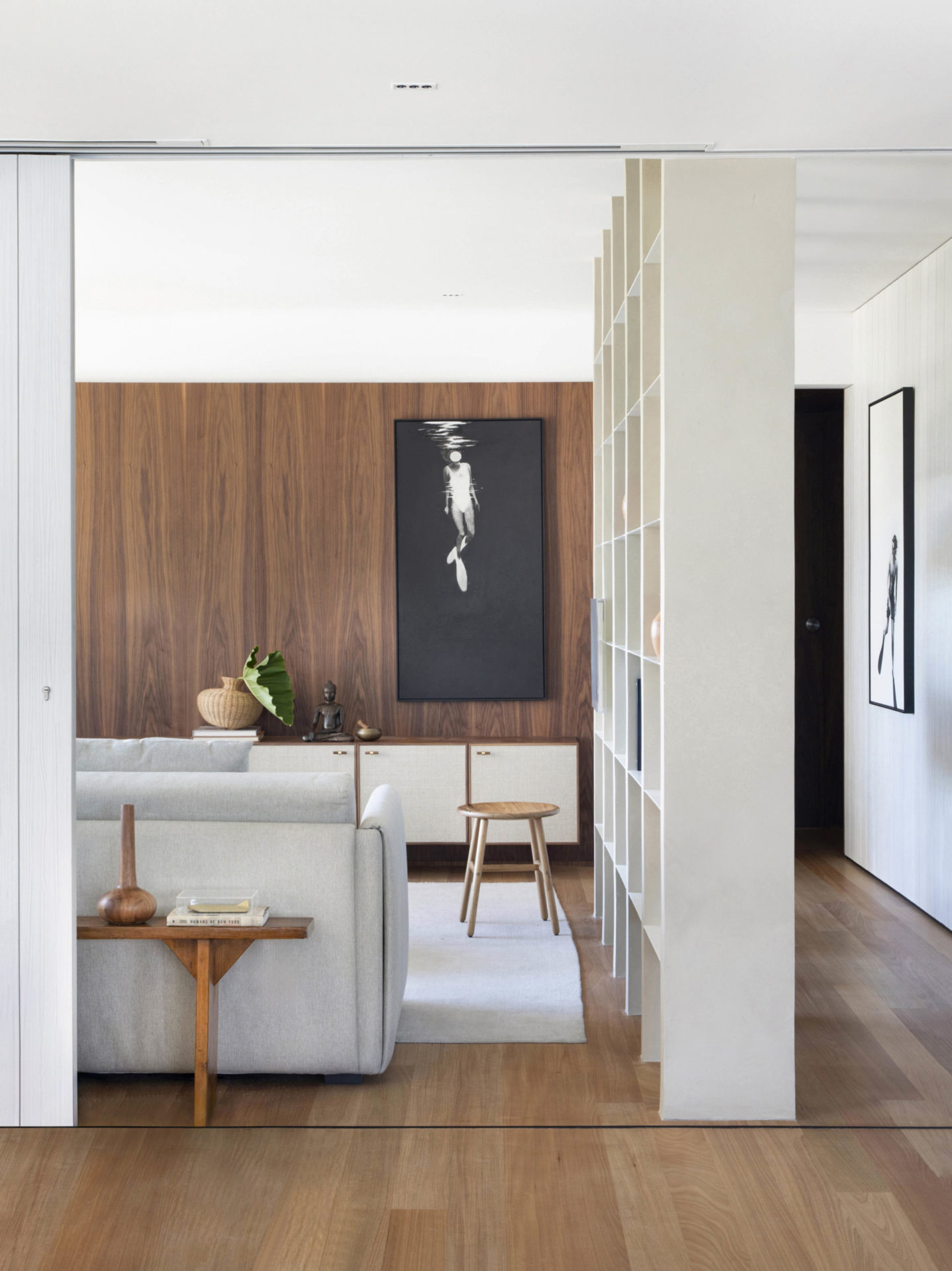 na foto sala com piso de tauari