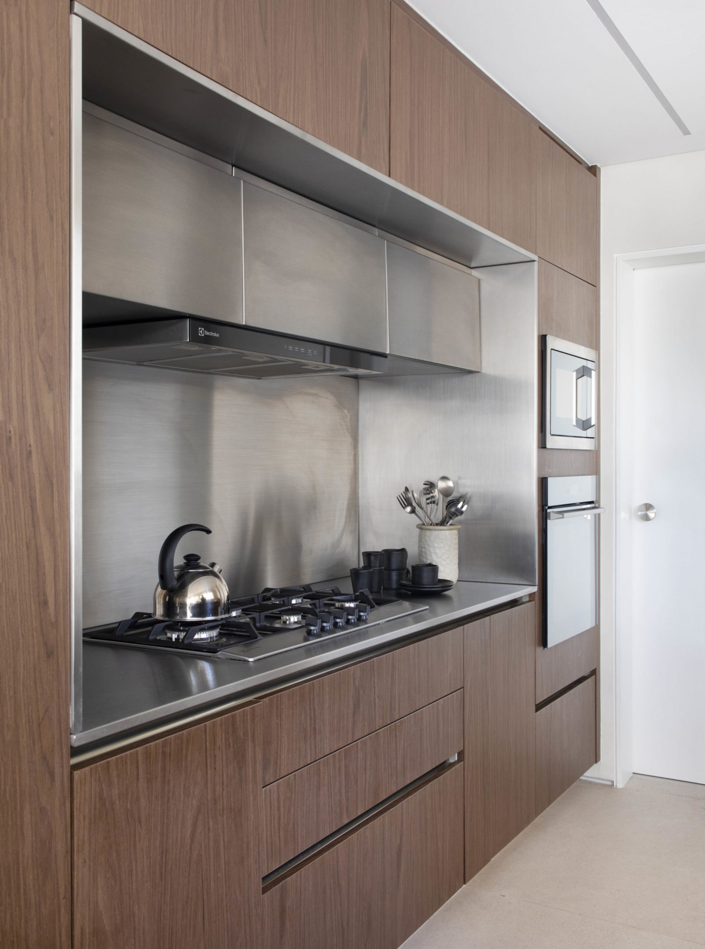 na foto cozinha de apartamento minimalista