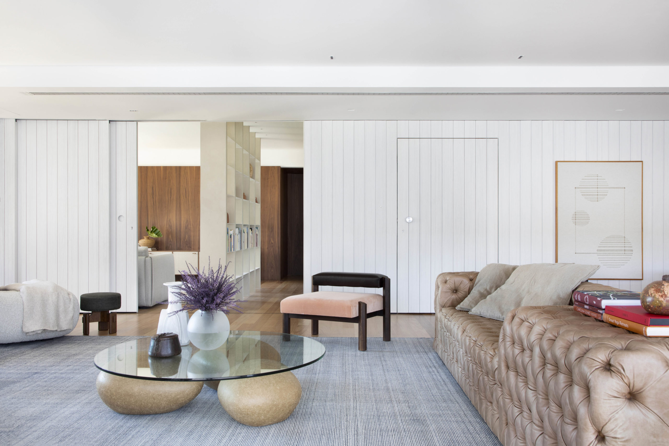 na foto sala com sofá cadeira e mesa de centro redonda