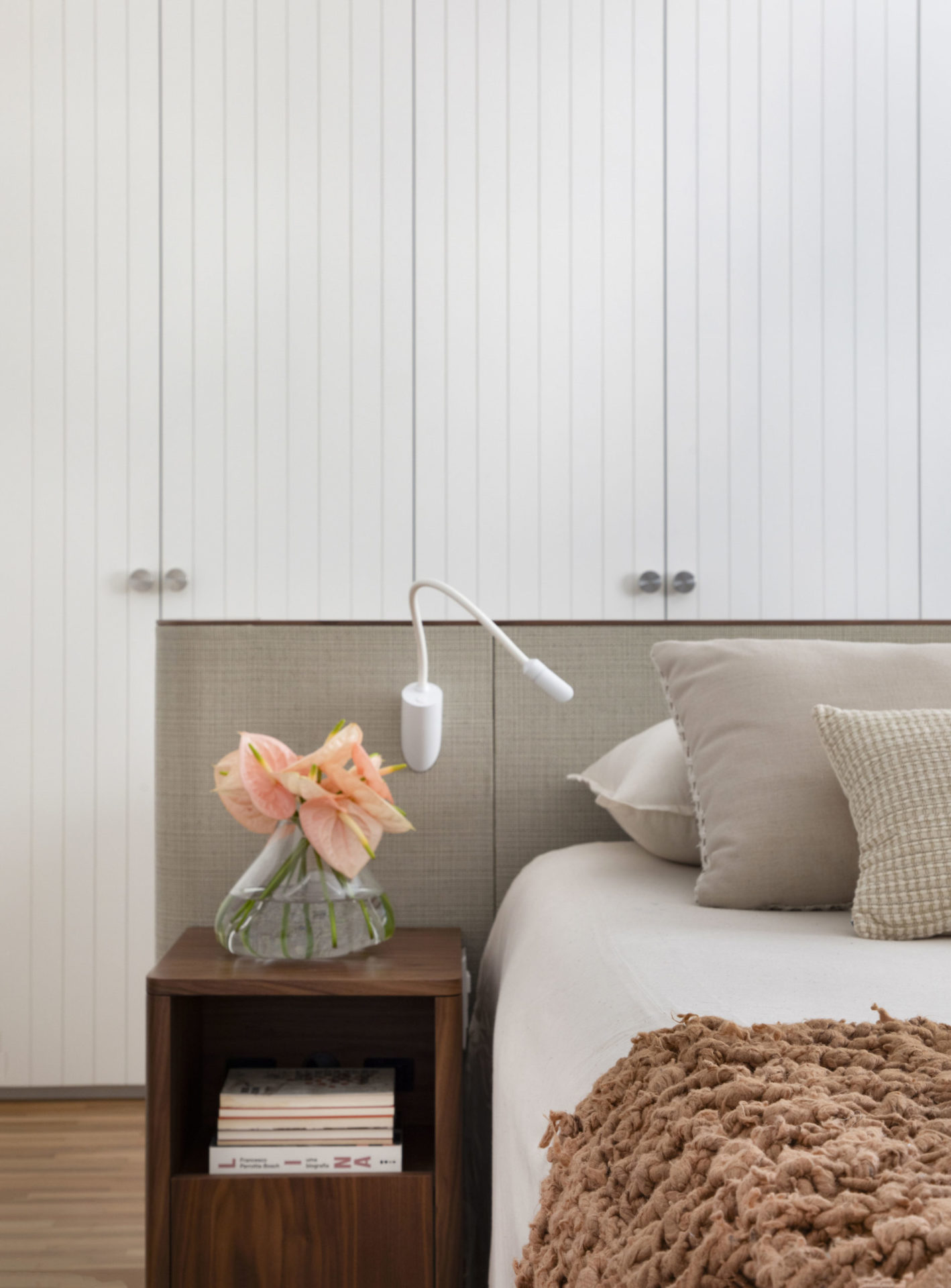 na foto cama de casal com cama de cabeceira