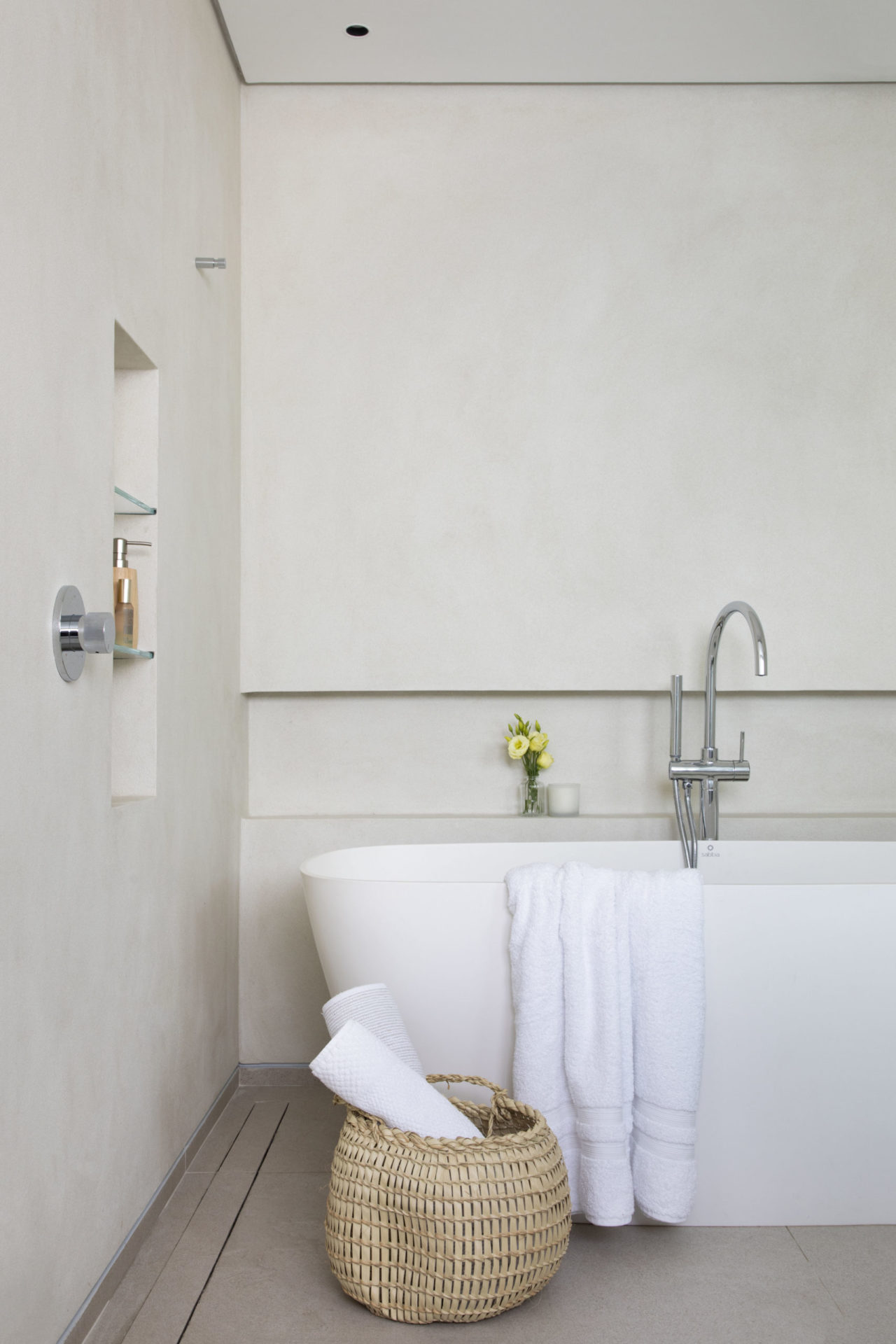 na foto banheiro com banheira toda branca