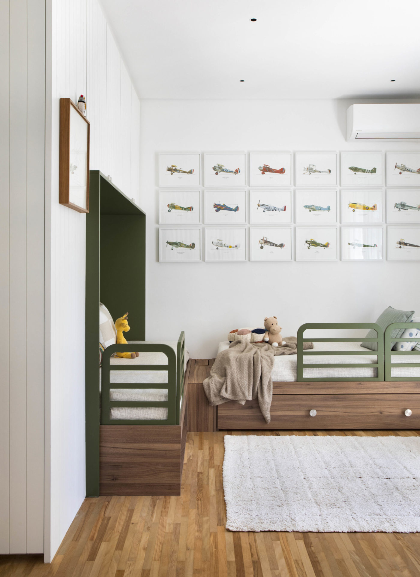 na foto quarto infantil com piso de tauari