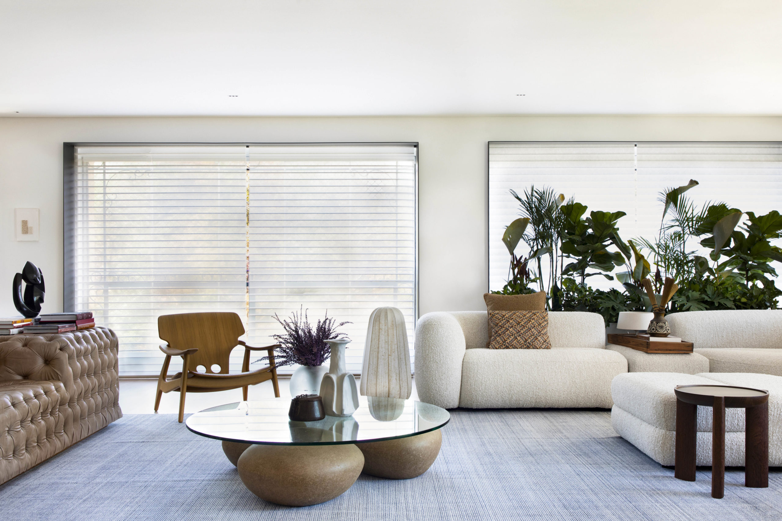 na foto living decorado em tons claros