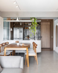 na foto sala de TV, sala de jantar e cozinha ao fundo