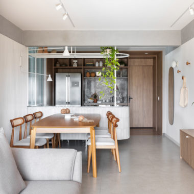 na foto sala de TV, sala de jantar e cozinha ao fundo