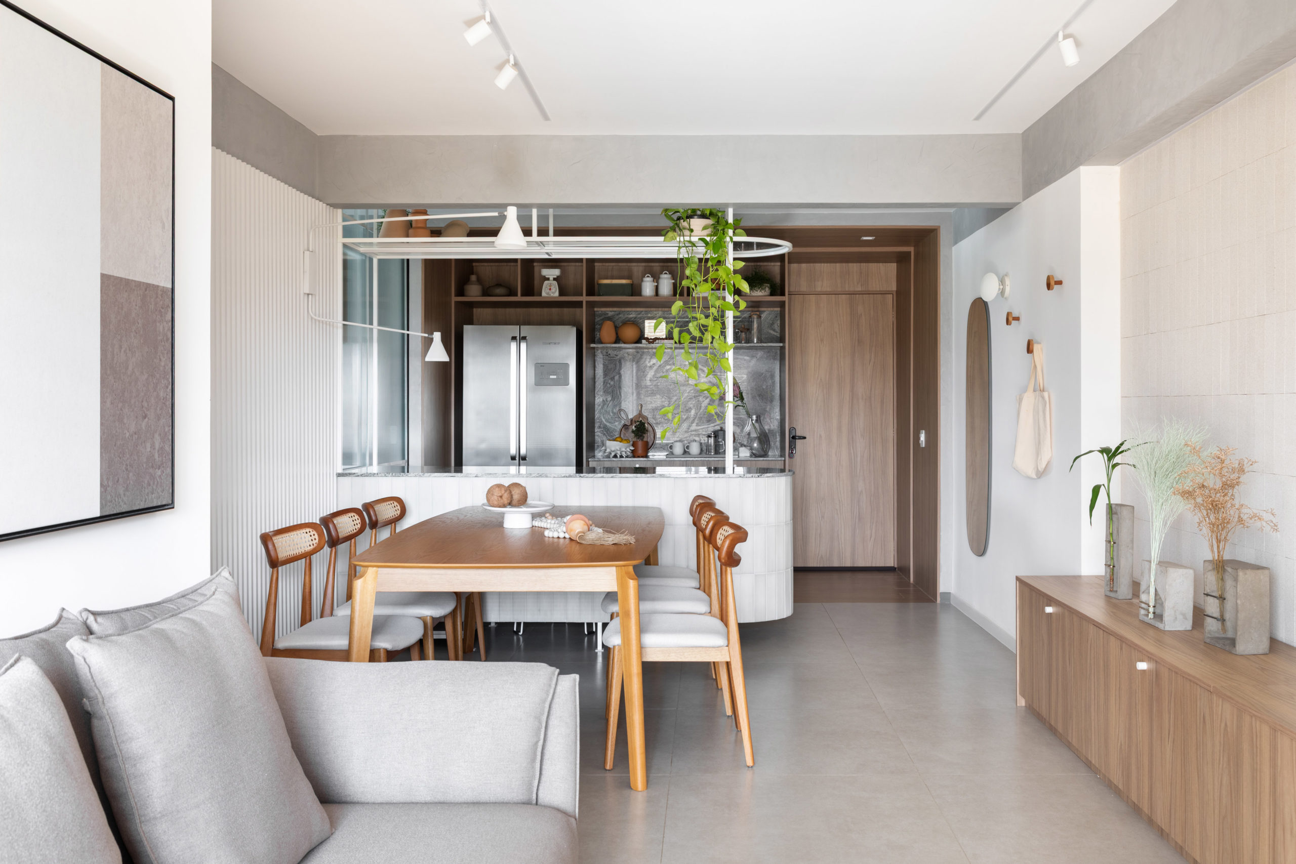 Apartamento ganha espaços claros, acolhedores e solares