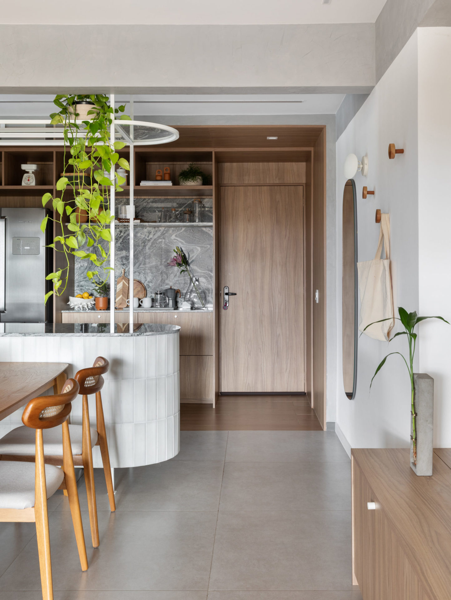 na foto porta de entrada de apartamento com cozinha e sala de jantar