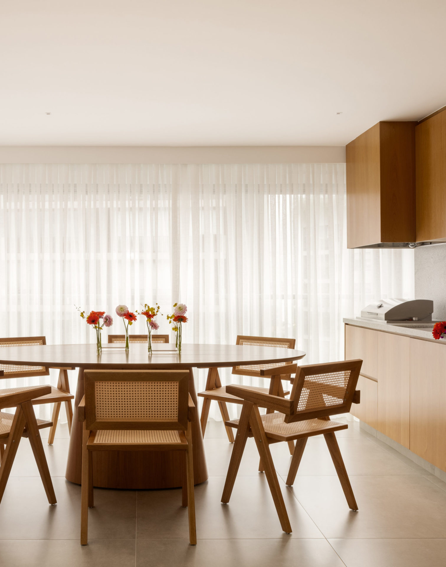 na foto sala de jantar