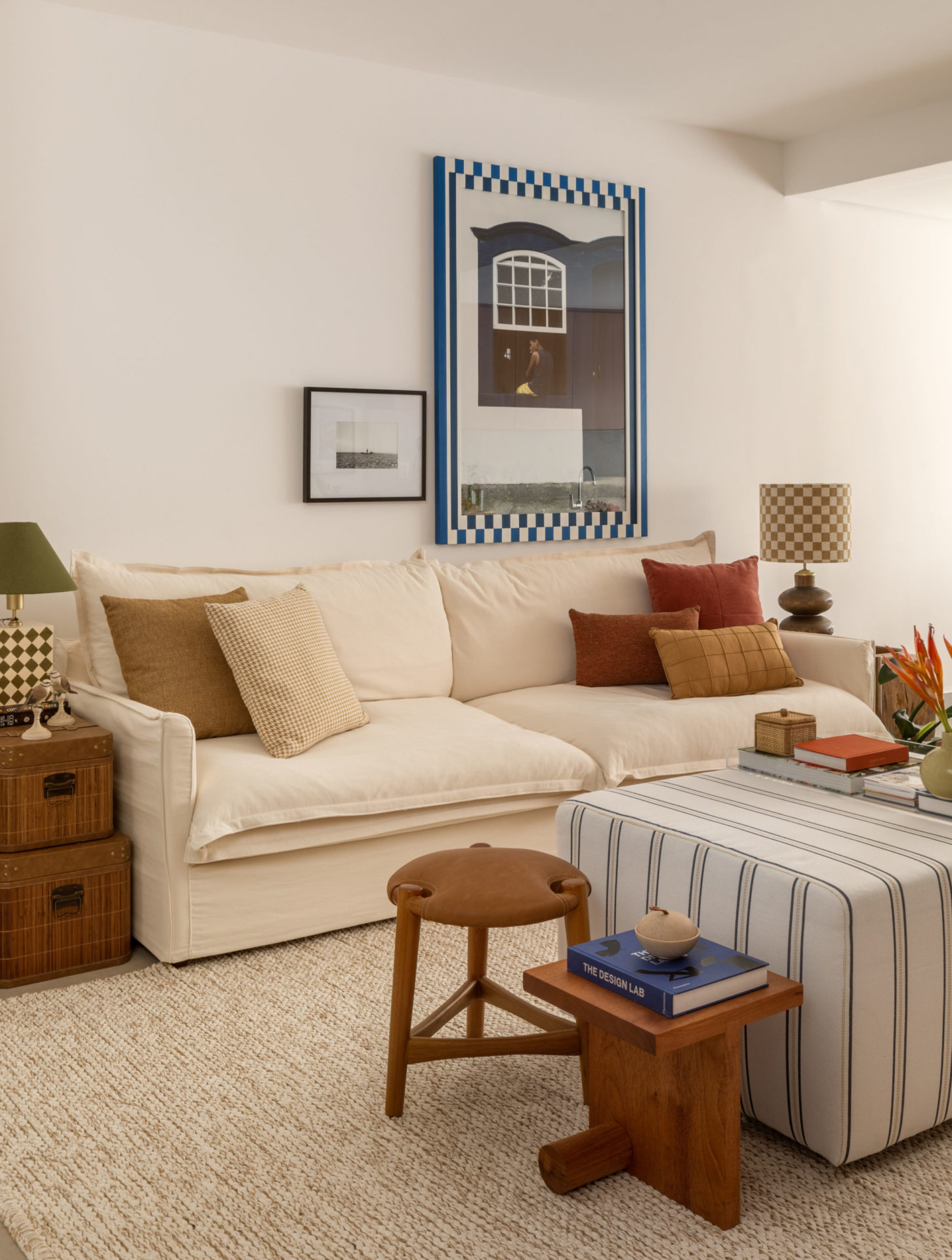 na foto sala com sofá, almofadas e quadro