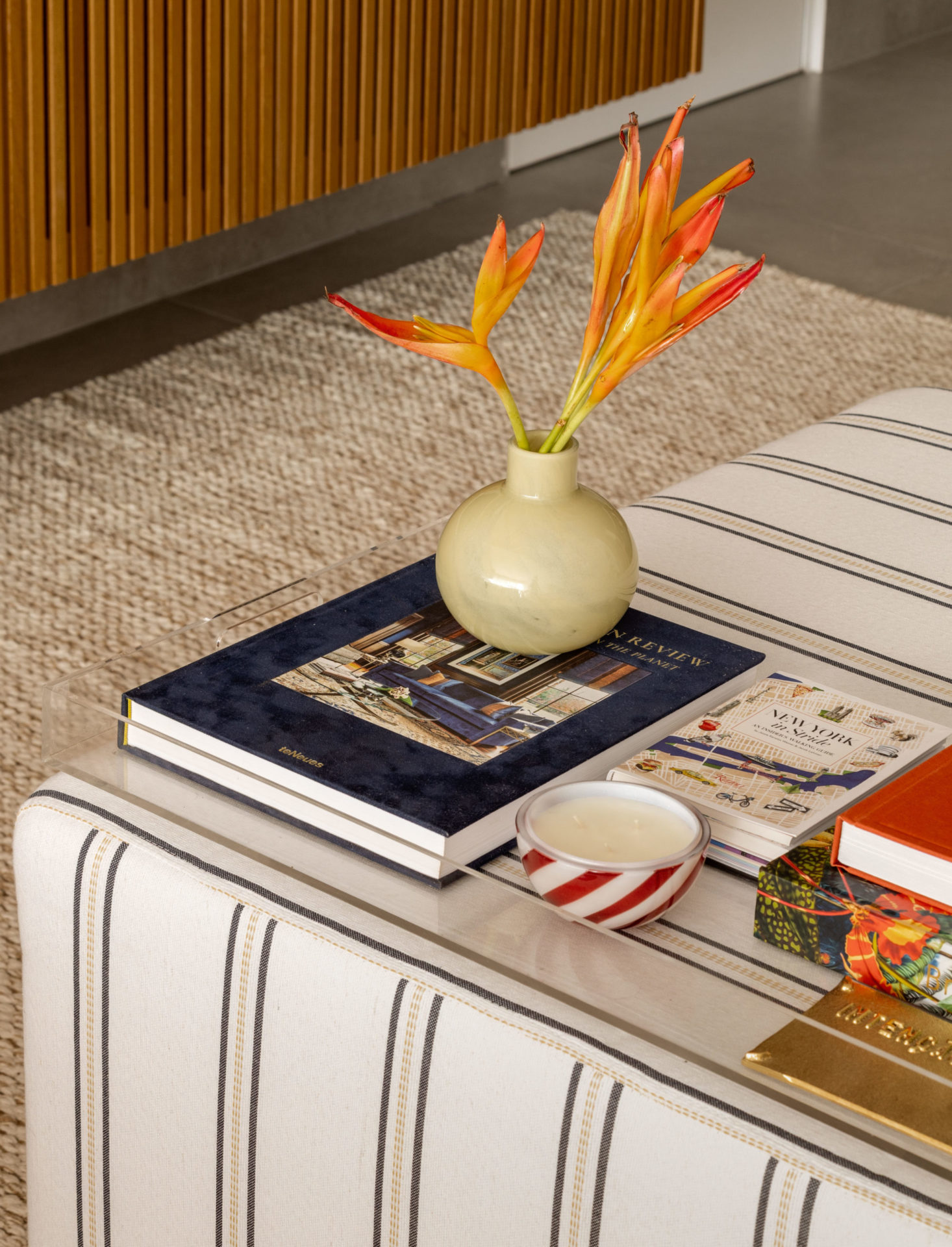 na foto puff branco e azul marinho como mesa de centro