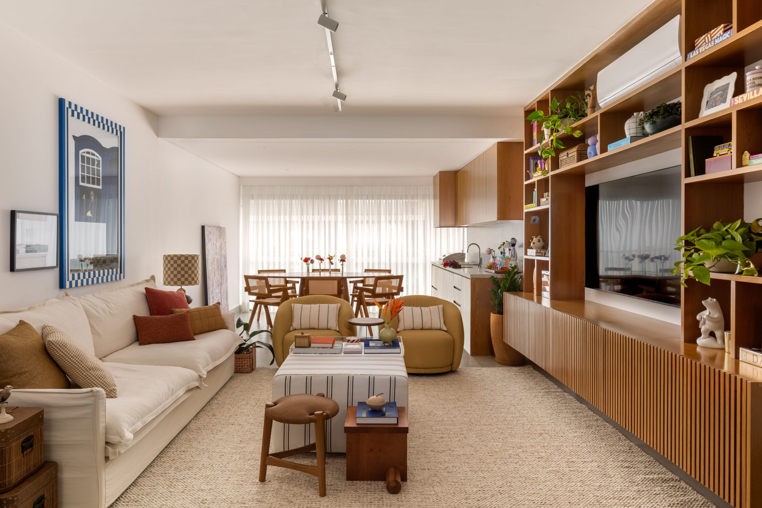 Apartamento de 150 m² ganha integração total e décor afetivo