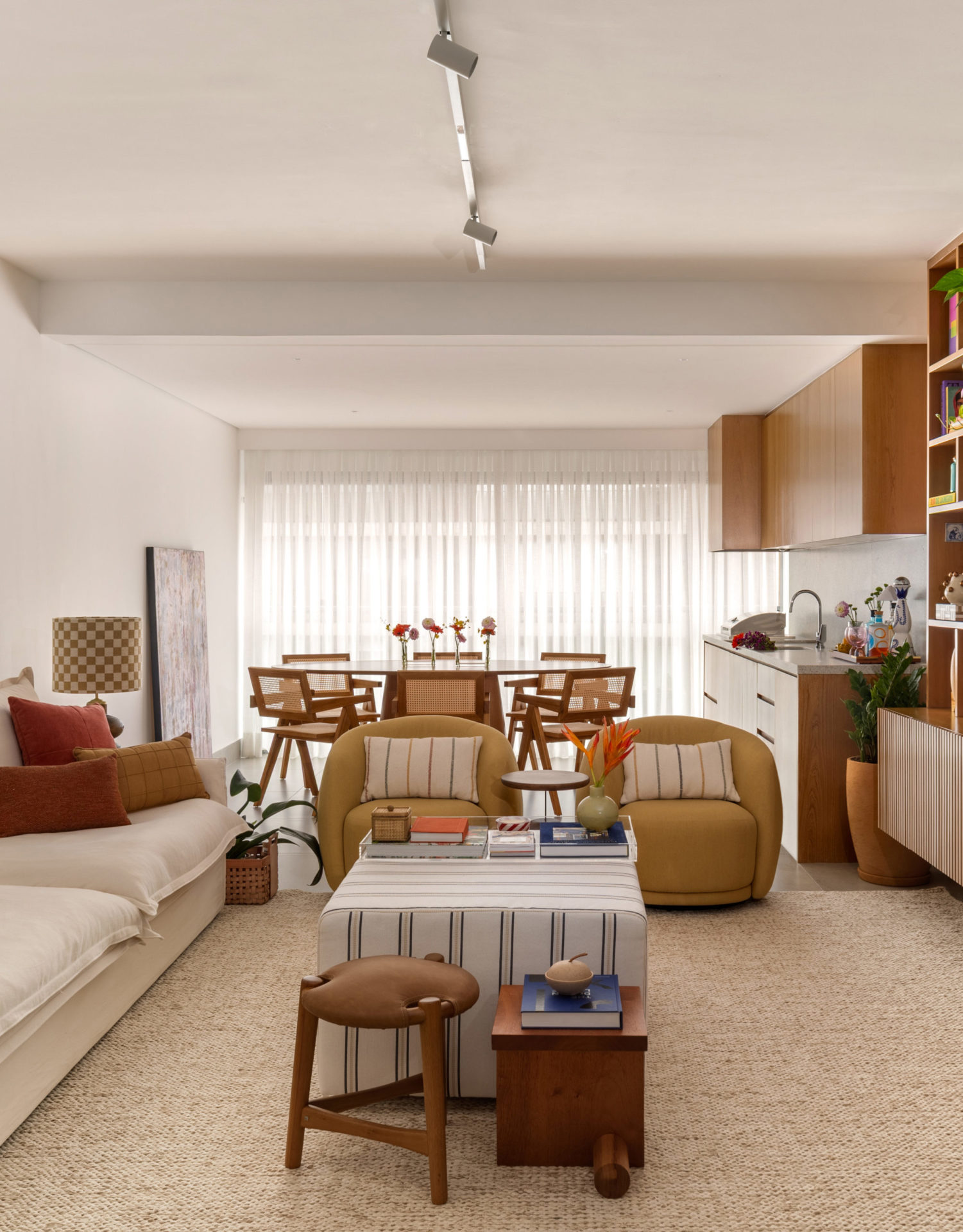 na foto sala de estar e jantar