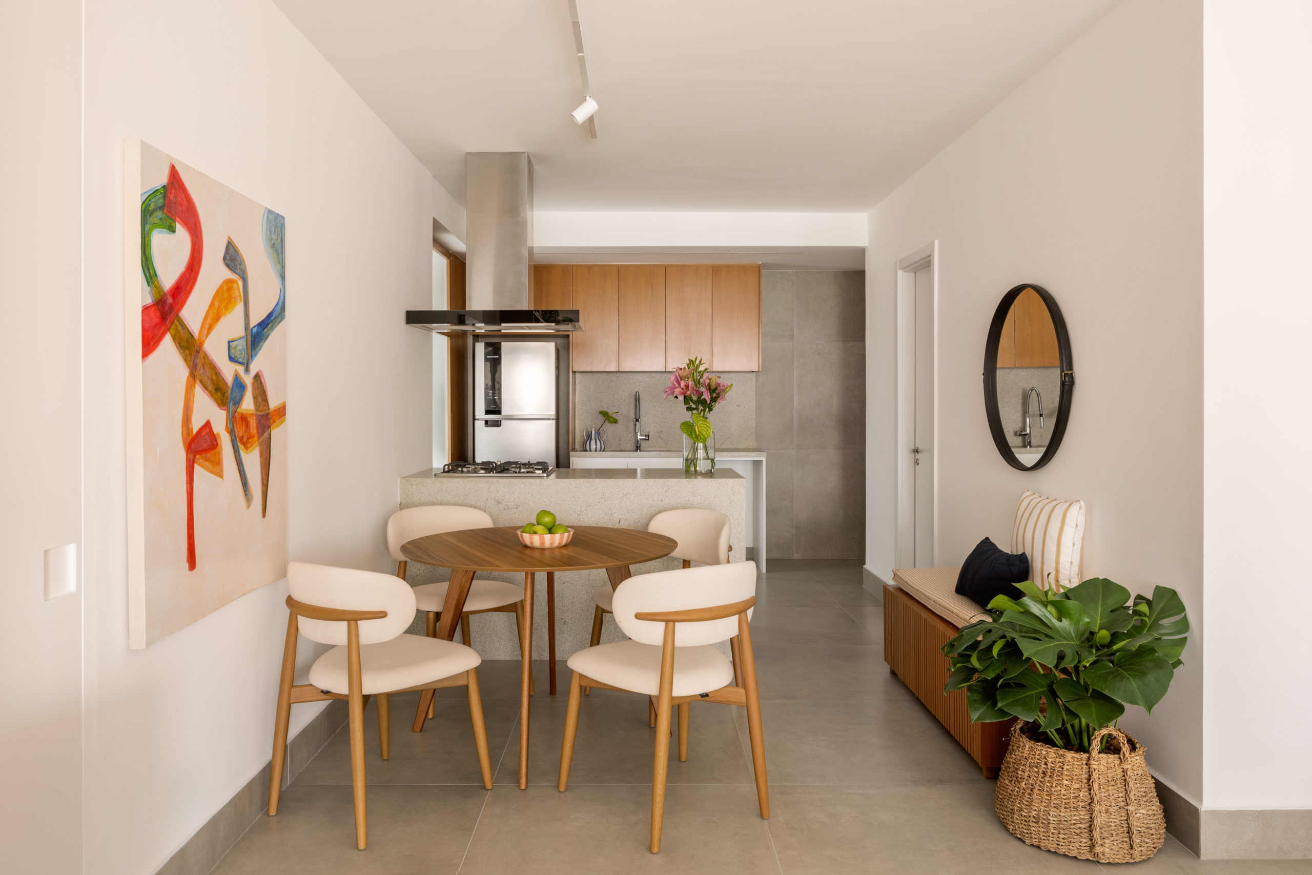 na foto sala com mesa para quatro pessoas e de porcelanato no padrão cimento em tom médio