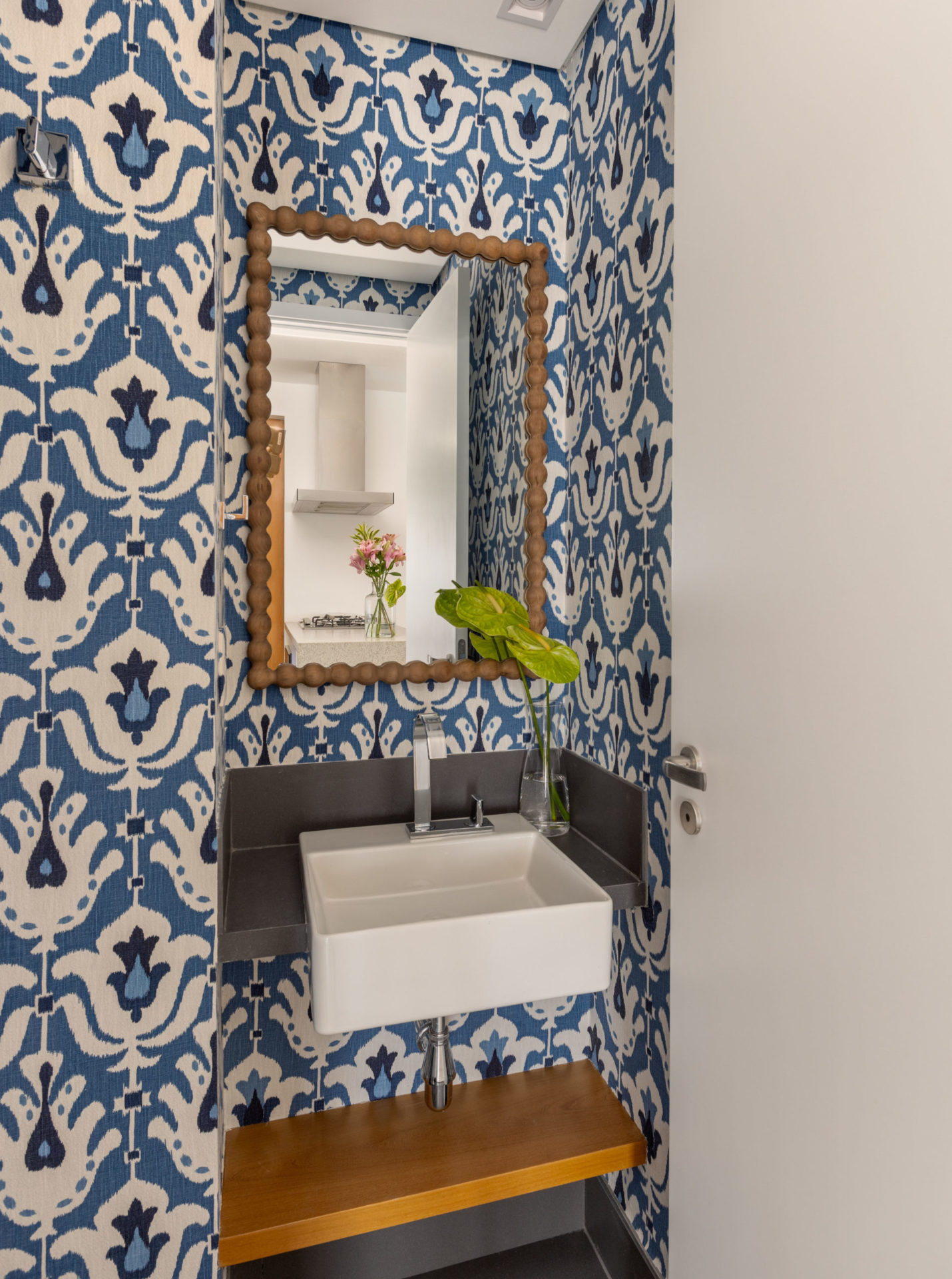 na foto lavabo com parede em azulejo azul e branco