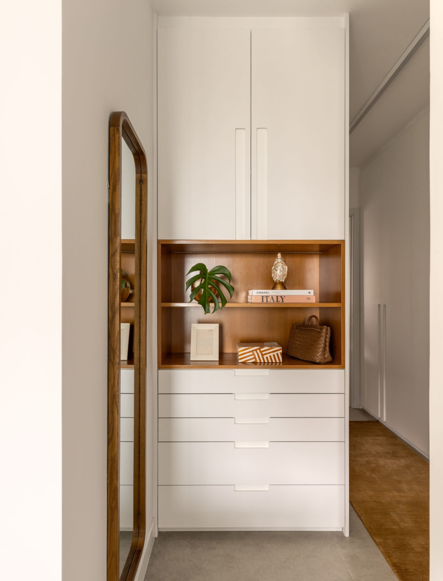 na foto um armário embutido e um espelho 