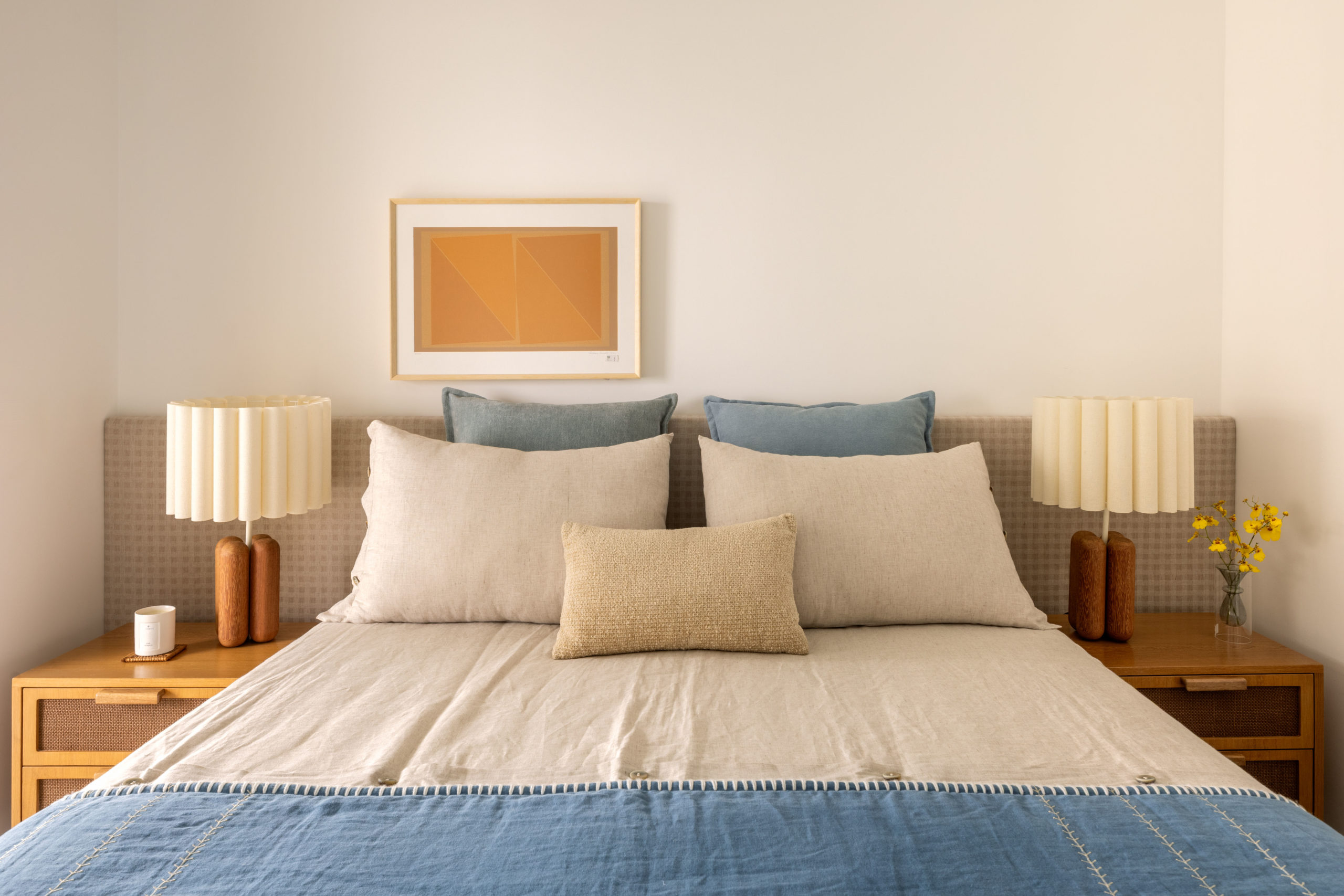 na foto quarto com cama de casal e mesas de cabeceira