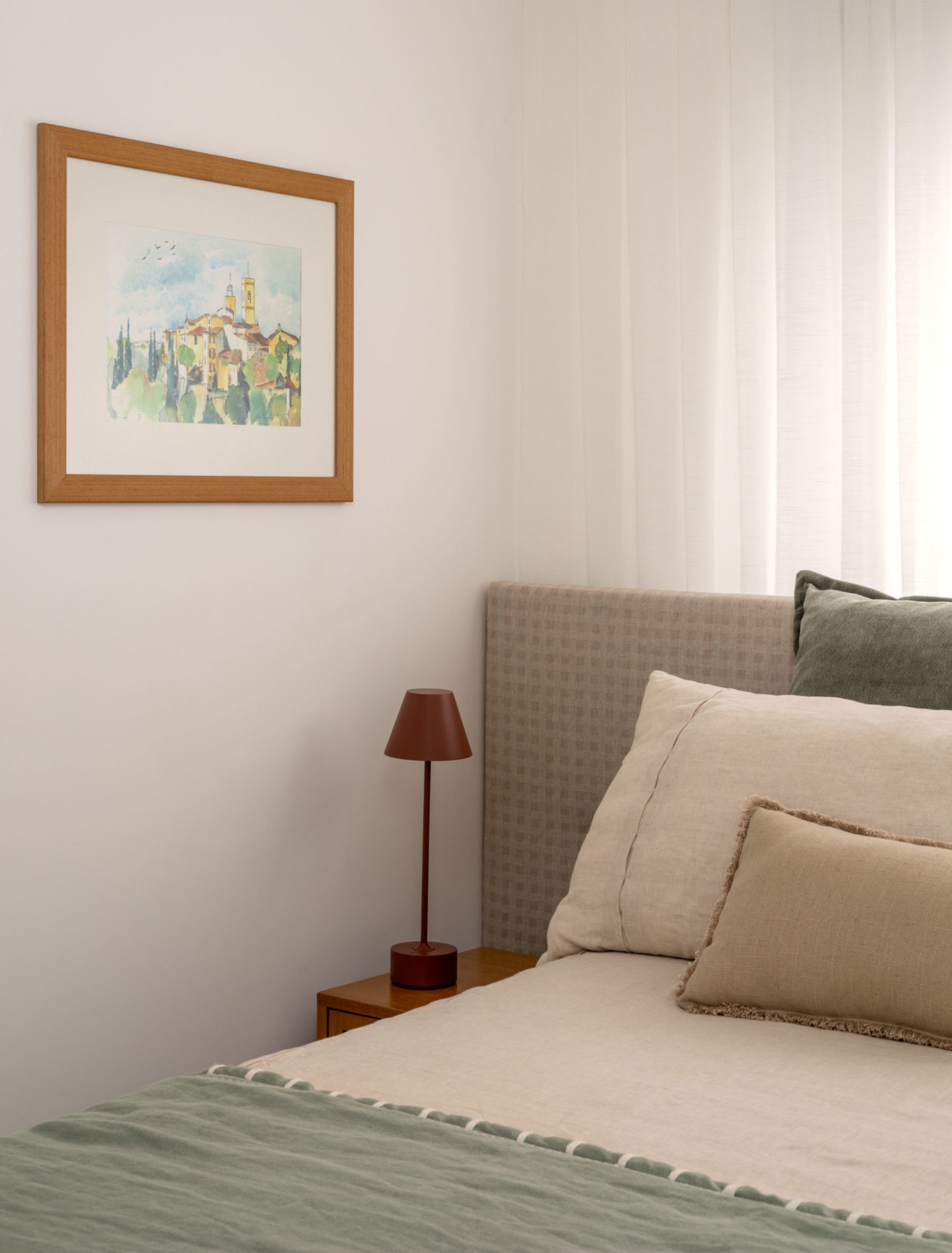 na foto quarto com luz natural e cama com luminária de canto