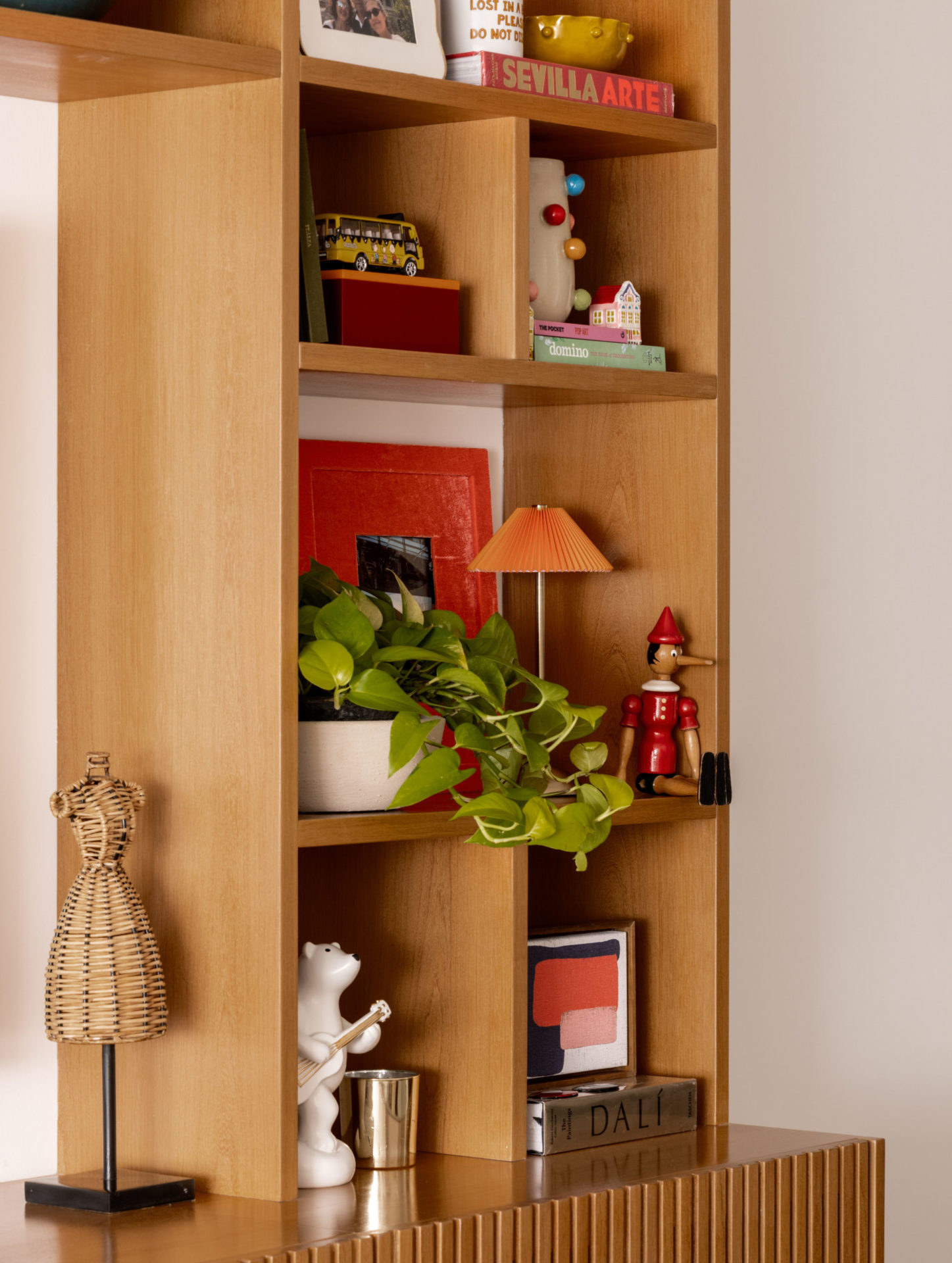 na foto parte de estante de madeira com objetos de decoração afetivos