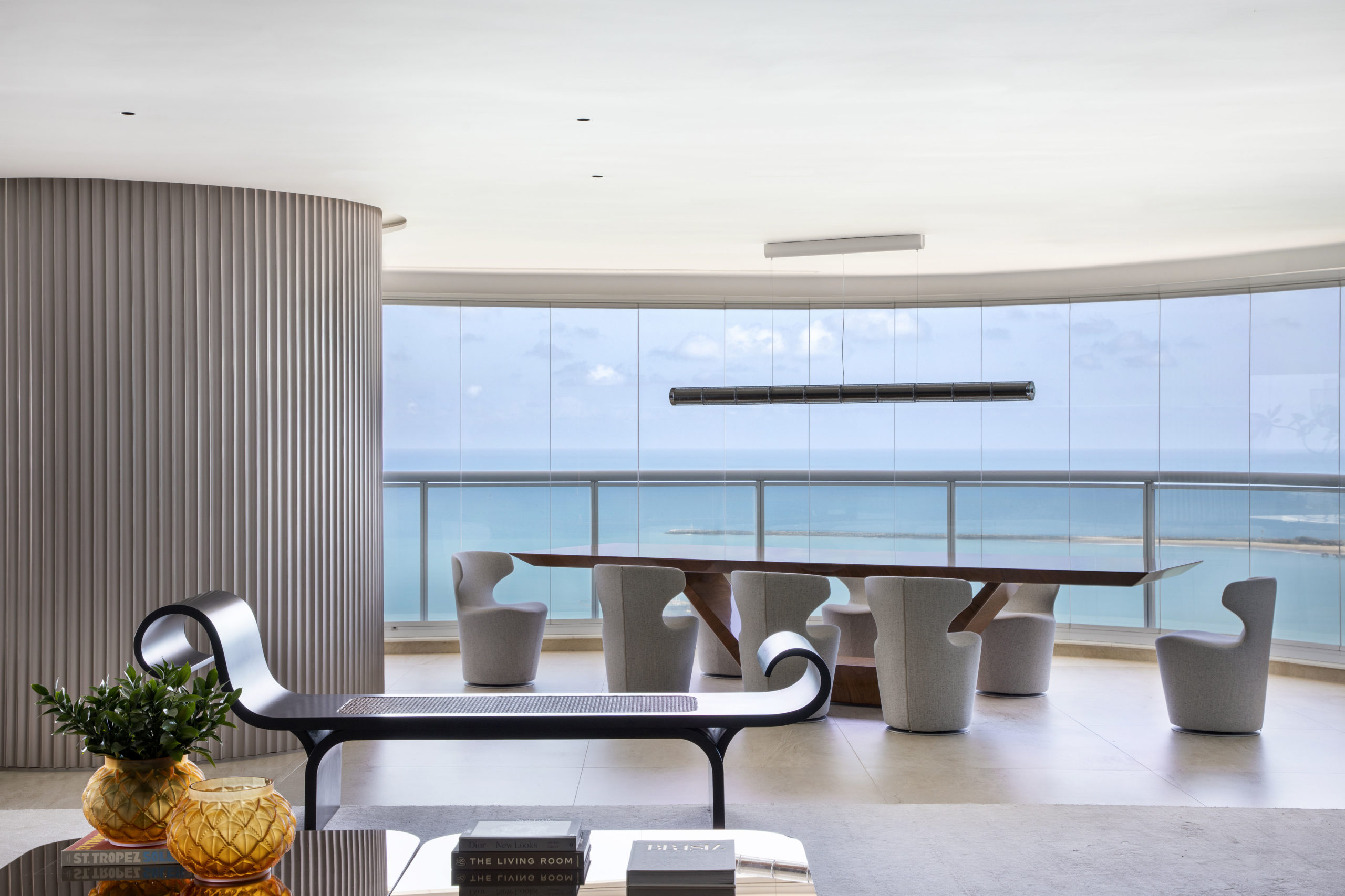 na foto ampla sala com mesa de jantar e chaise