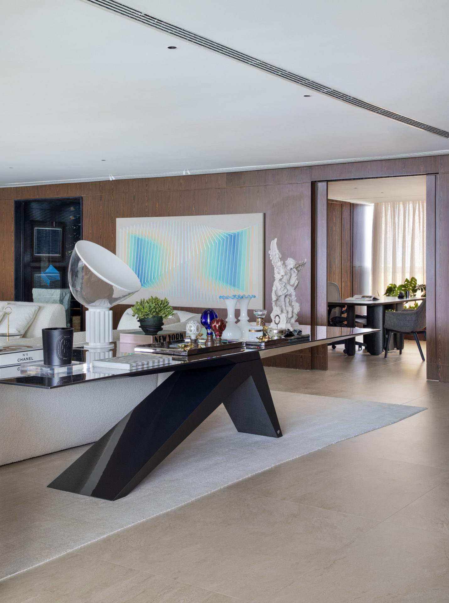 na foto sala de estar e escritório ao fundo