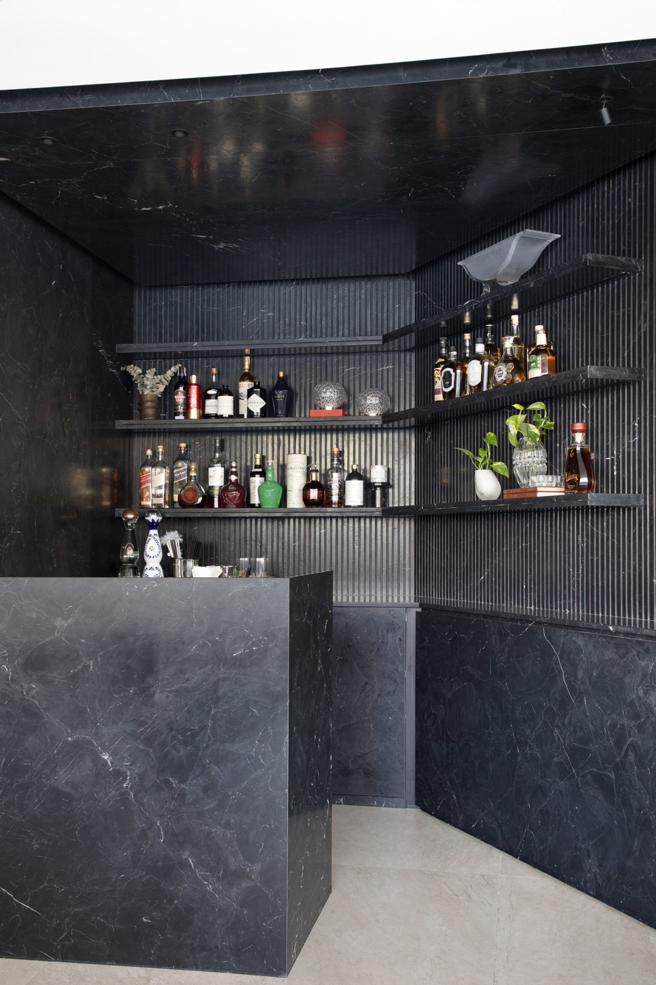 na foto bar em apartamento com design todo em preto