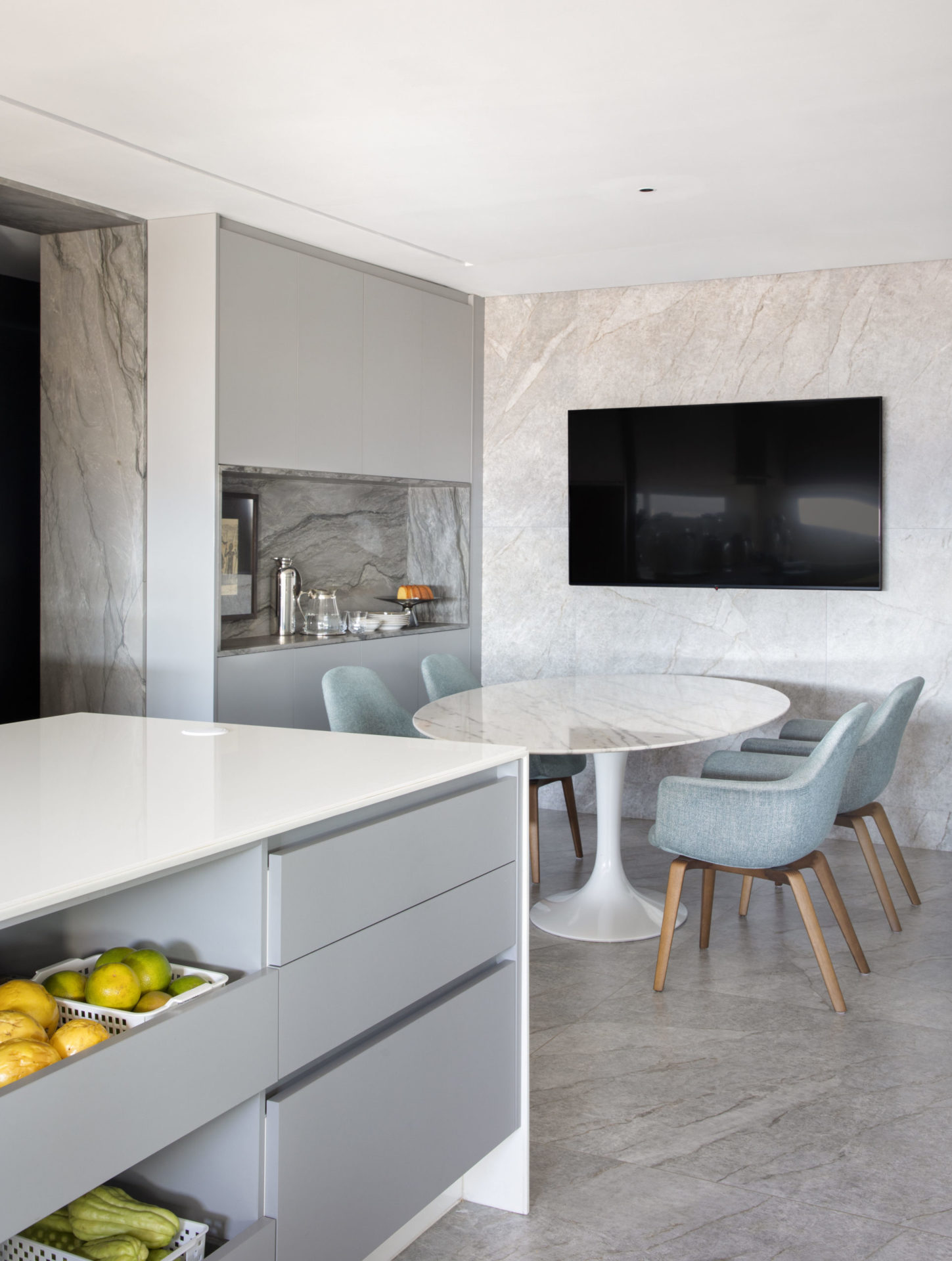 na foto copa cozinha toda em branco com mesa com quatro cadeiras