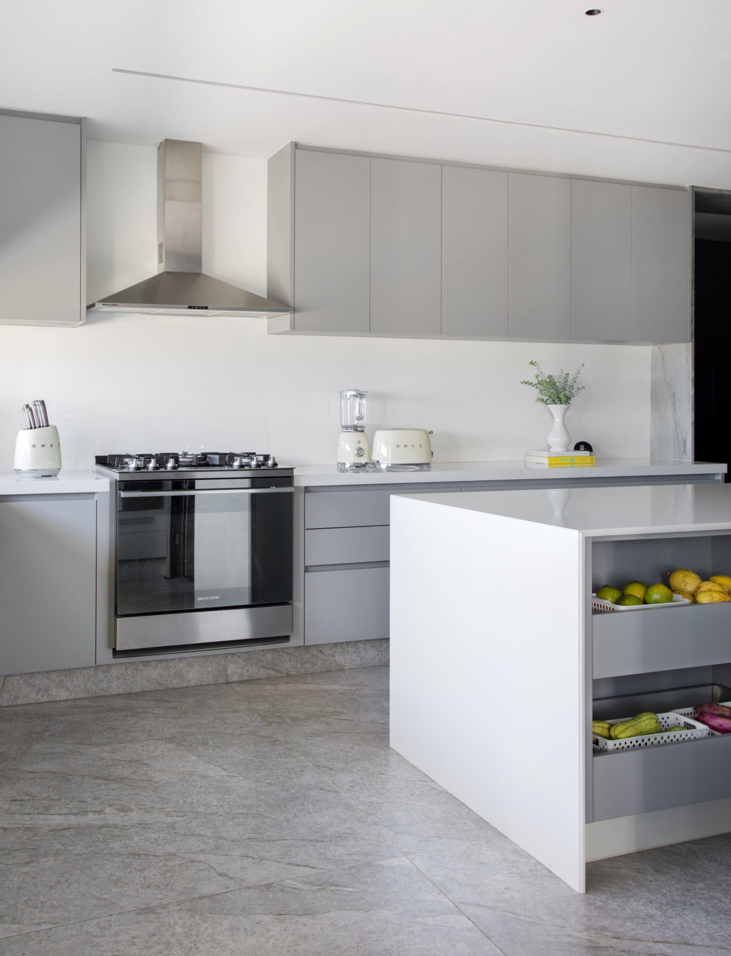 na foto cozinha com fogão, bancada, eletrodomésticos. tudo na cor branca