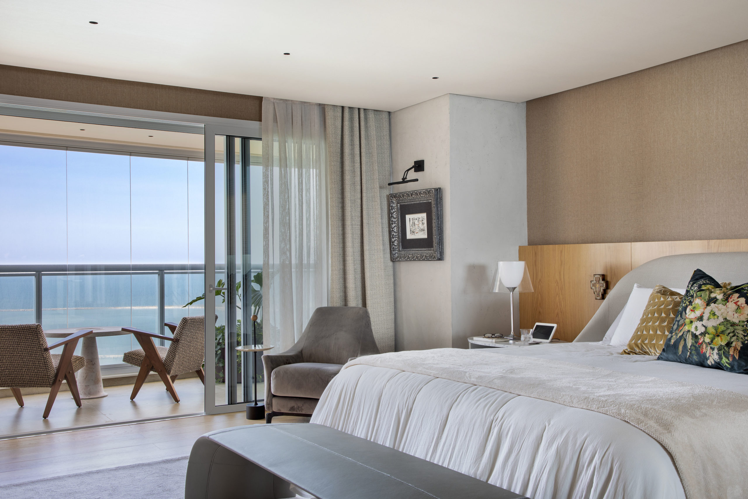 na foto quarto de casal com varanda e vista para o mar