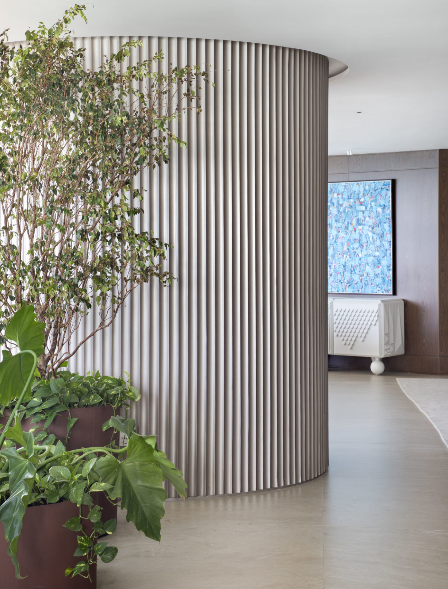 na foto sala com grande pilastras e plantas