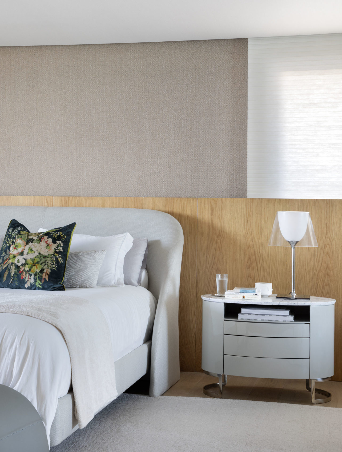 na foto quarto com cama de casal e mesa de cabeceira com luminária