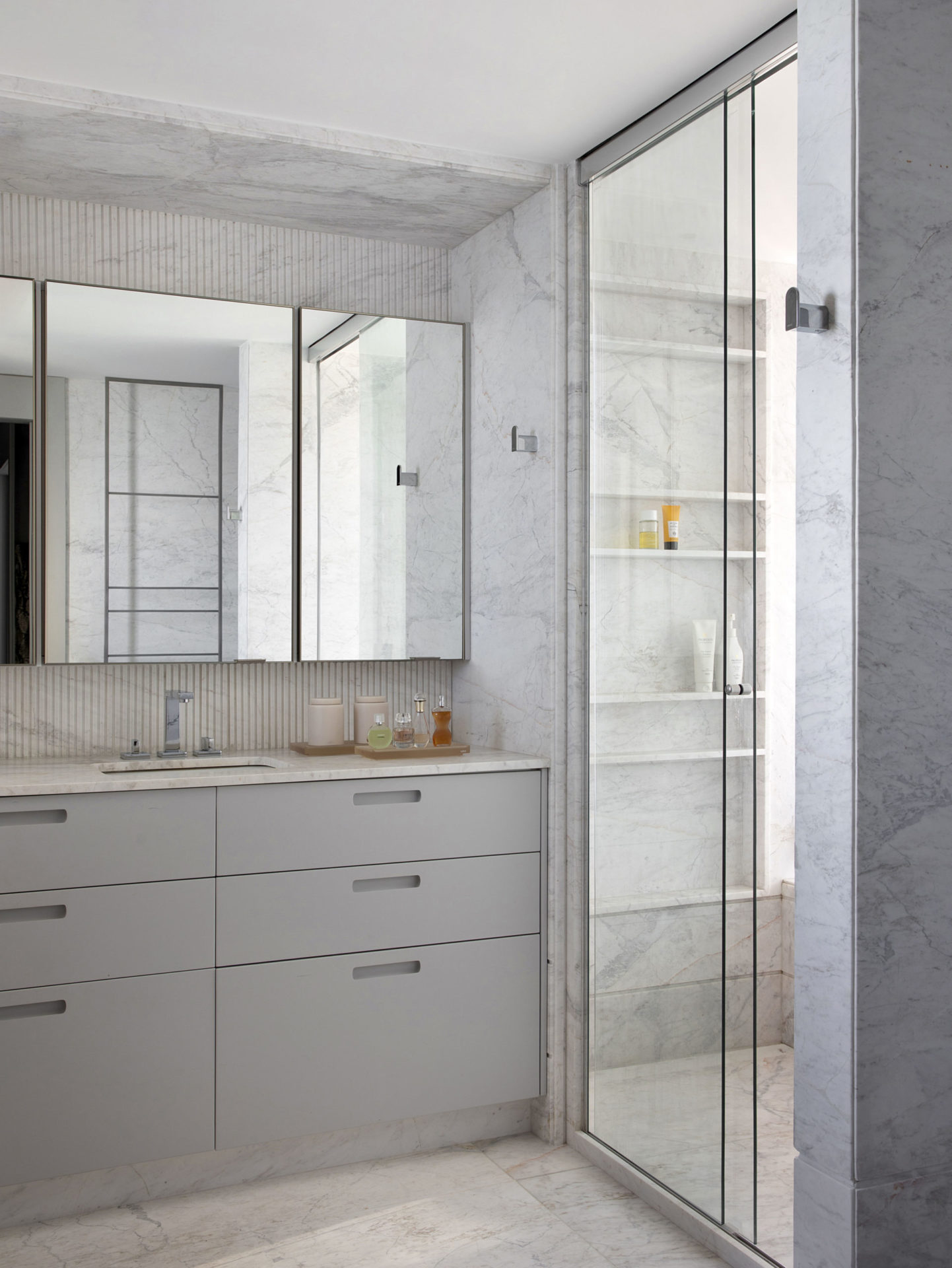 na foto banheiro todo na cor branca