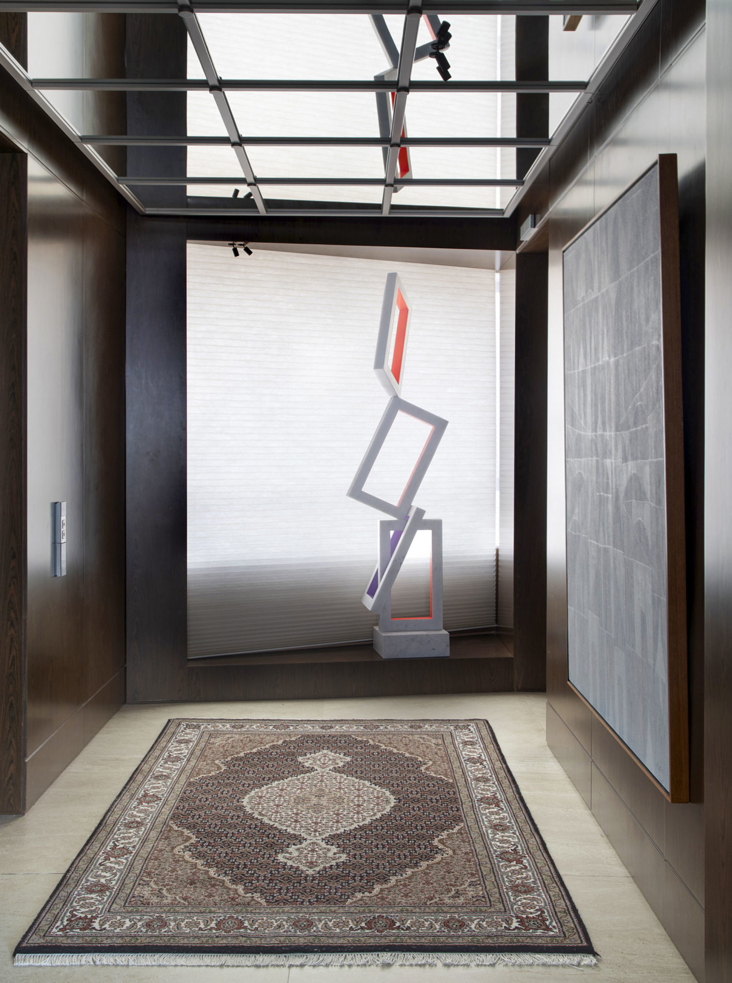 na foto cômodo de apartamento com tapete e obra de arte