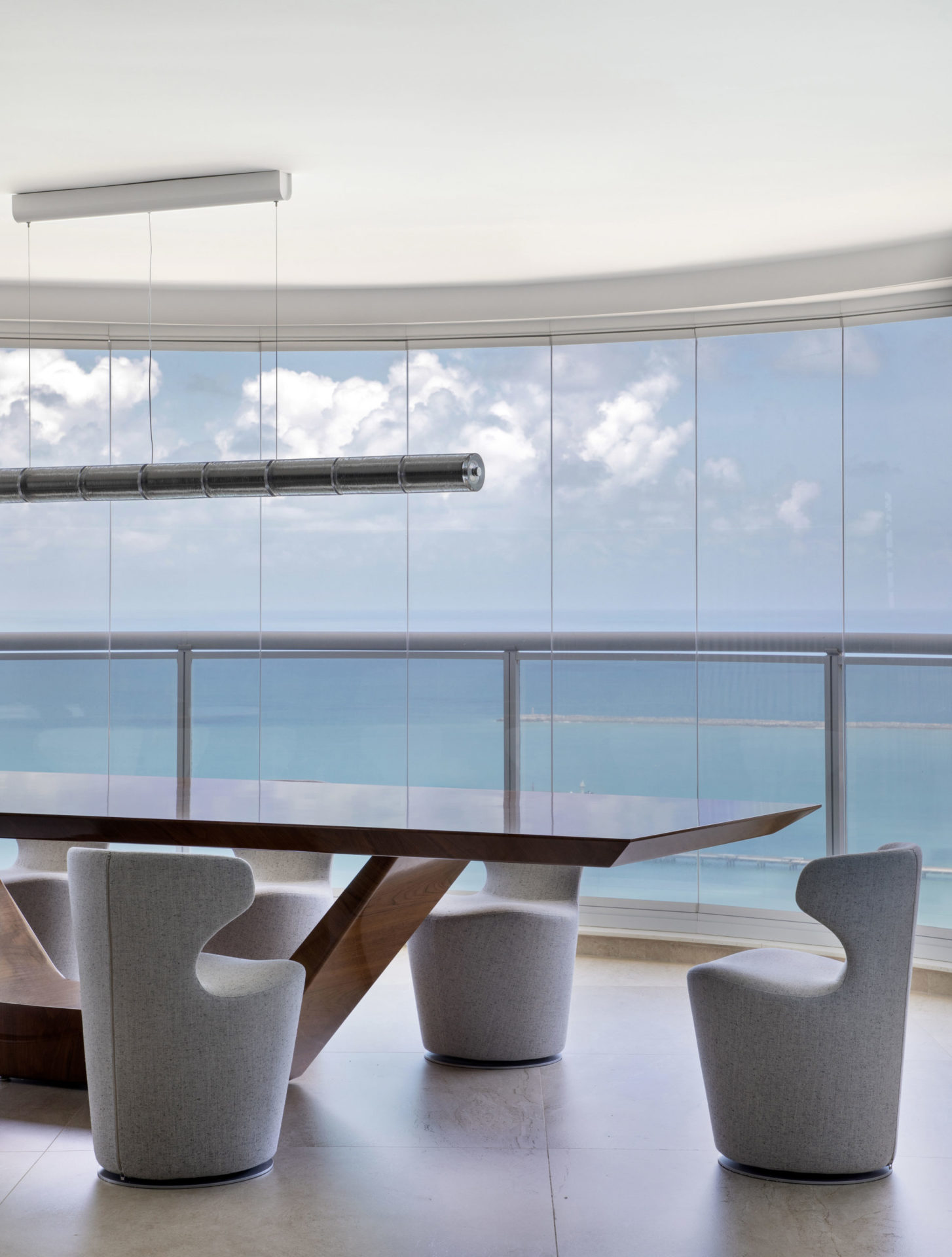 na foto sala de jantar com vista para o mar