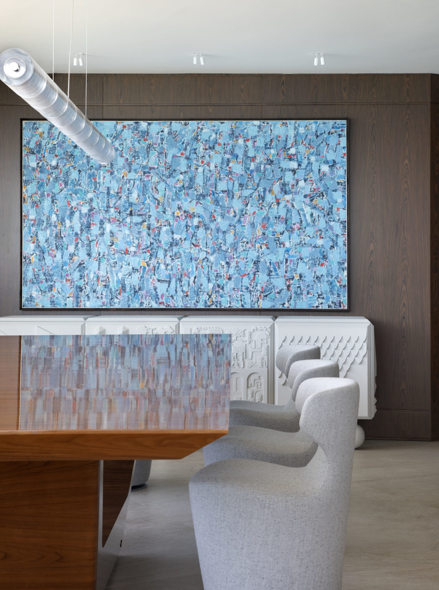 na foto sala com mesa, cadeiras, quadro azul na parede e buffet Tout Va Bien