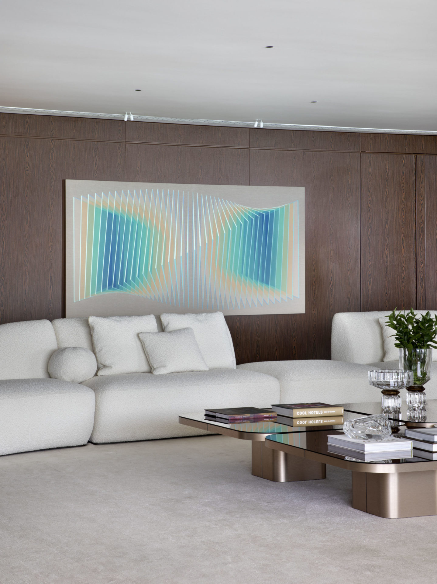 na foto sala com sofá branco e parede em madeira