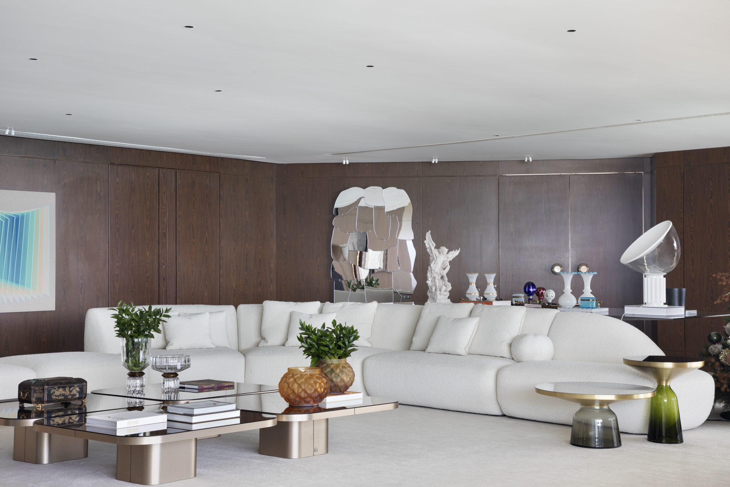 na foto sala de estar com madeira na parede