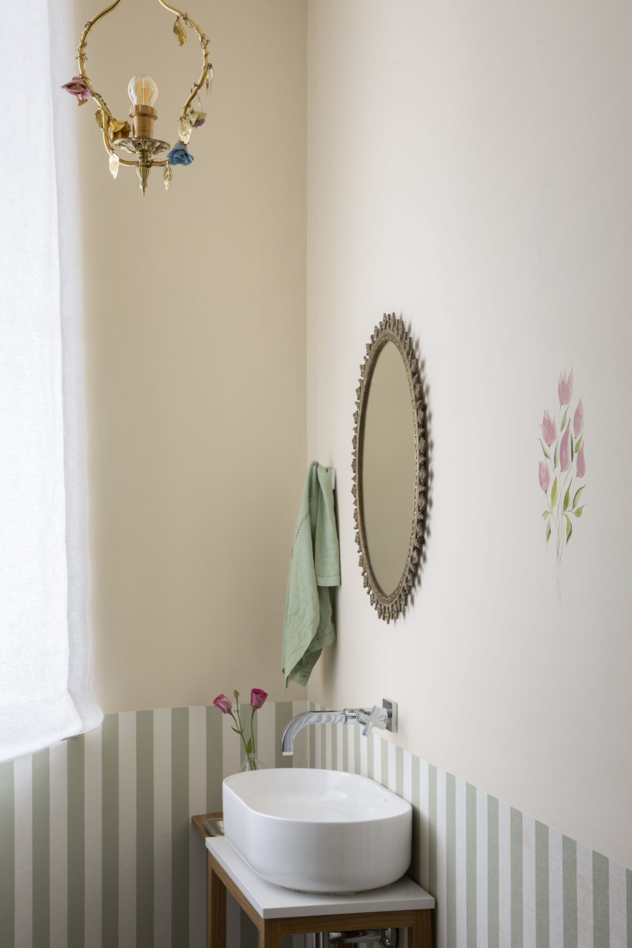 na foto pia de lavado e espelho oval